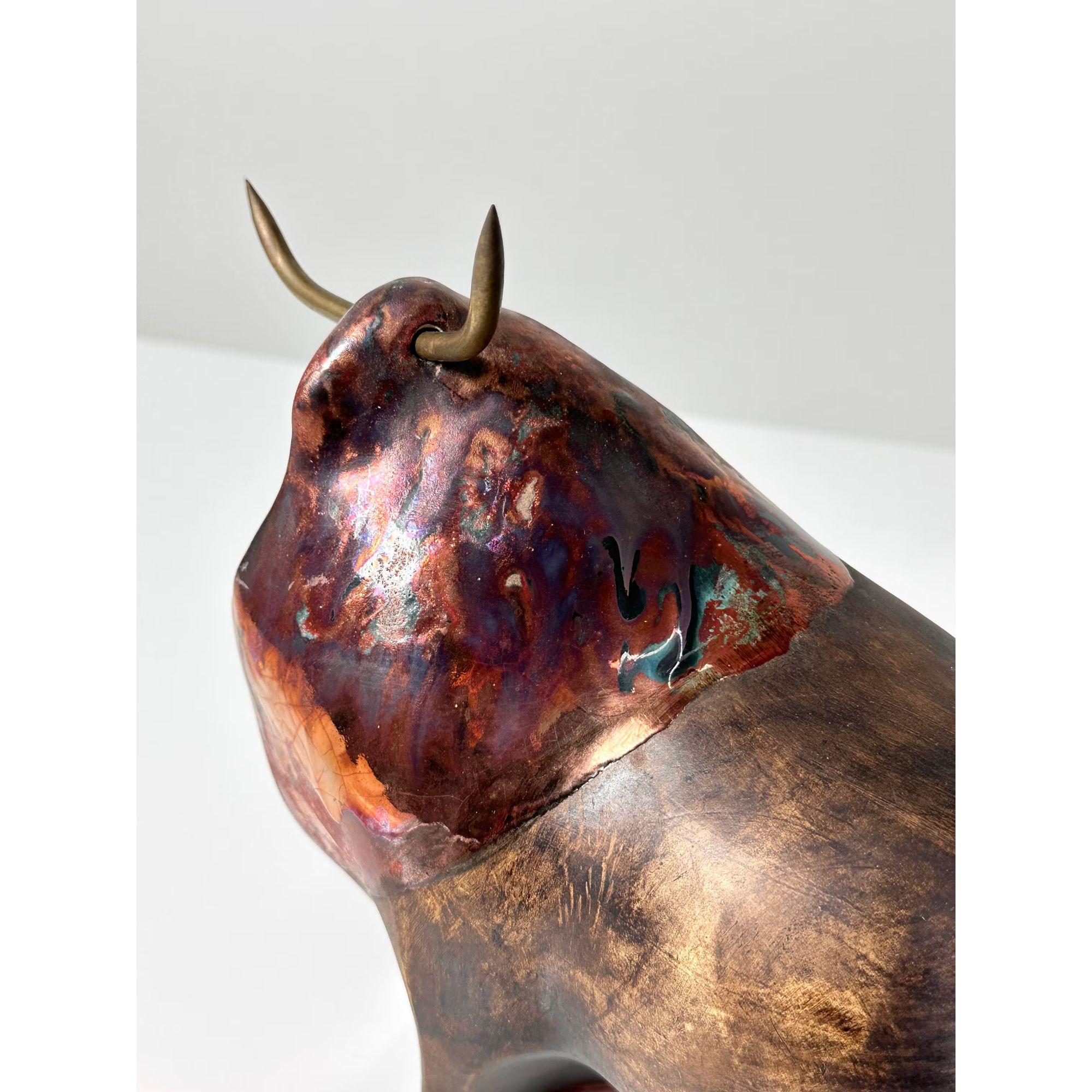 Sculpture vintage de taureau en résine et laiton par Pedro Rodriguez circa 1990 en vente 1