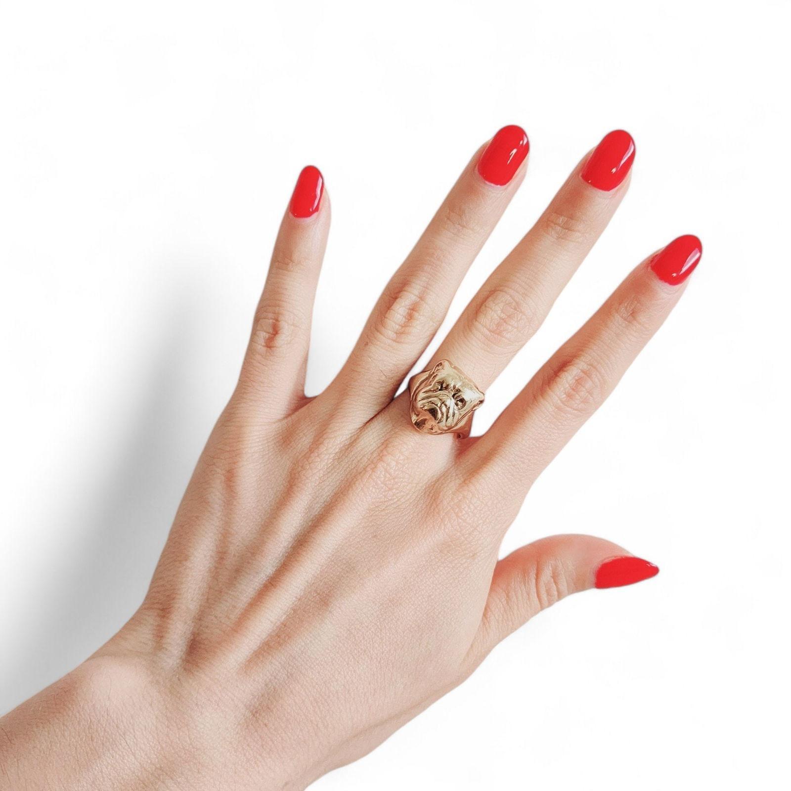 Embrace a touch of whimsy with this exquisite vintage bulldog ring, crafted from 18kt yellow gold. 

Every detail has been meticulously hand-carved, capturing the distinctive features of a bulldog—from its adorable nose to its textured fur and