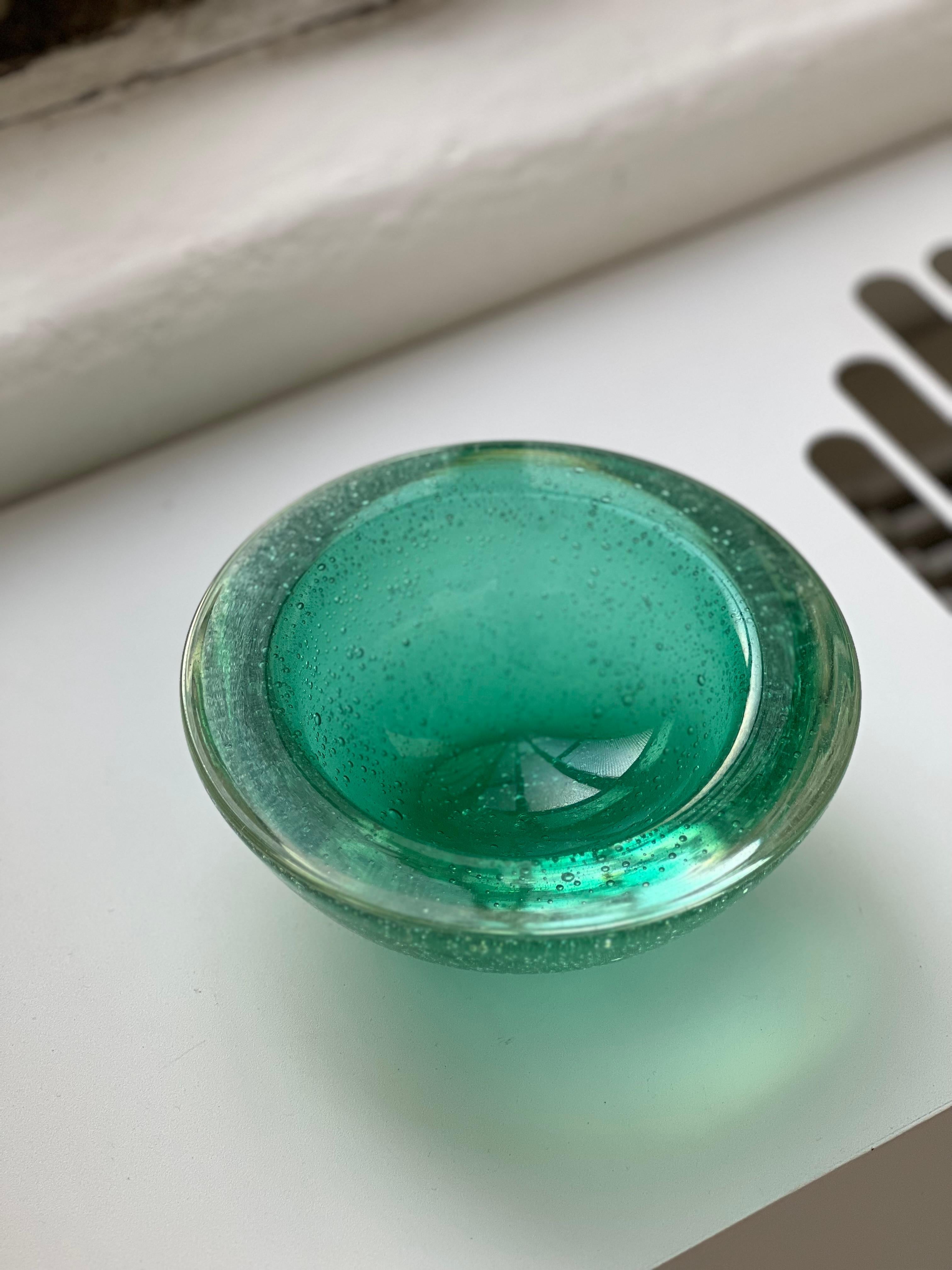 Verre épais de Murano - Bol décoratif en verre - Bullicante Murano Glass

Belle coupe décorative en verre épais de Murano, dans une teinte vibrante de vert aigue-marine, avec bulles incluses. Cette technique, qui consiste à souffler de minuscules