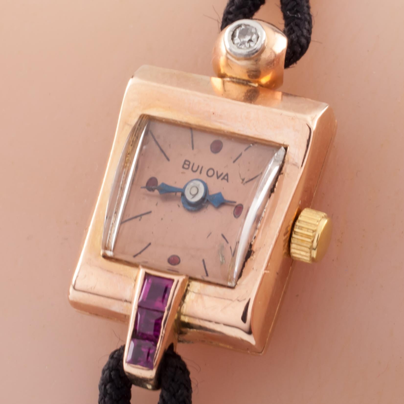 Mouvement à quartz #MAYOTA.
Affaire n°232187.
Poids : 8,6 grammes.
La boîte d'origine et les documents ne sont pas inclus.
Cette montre est garantie authentique. Garantie d'un an incluse dans l'achat.

Boîtier en or rose 14k avec lunette sertie de
