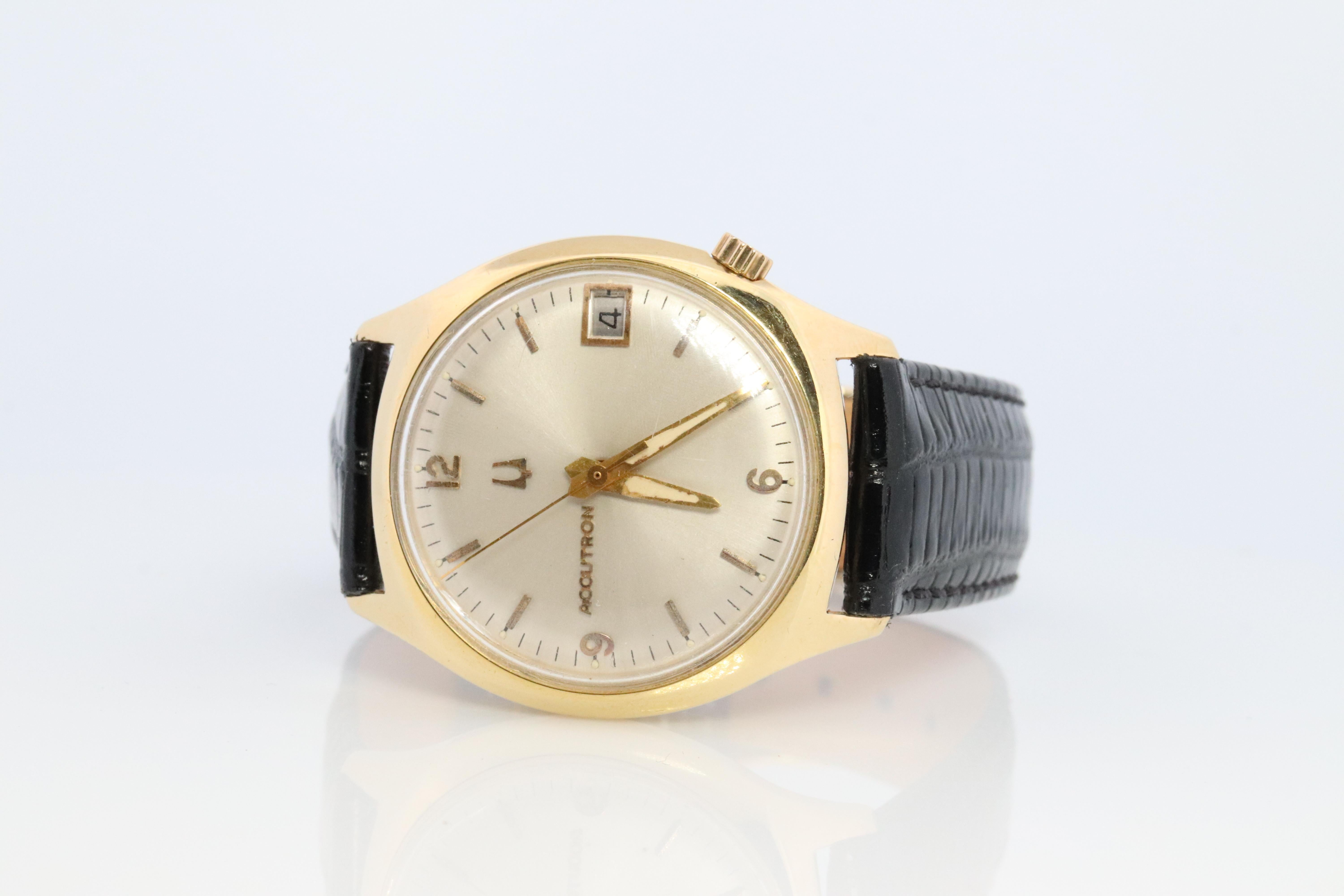 Seltene Bulova Accutron Uhr

14k Gelbgold Gehäuse

Referenz M6
J33922

34mm Rundes Gehäuse

Zustand. Arbeitet und hält die Zeit genau ein. Brandneues Lederband.