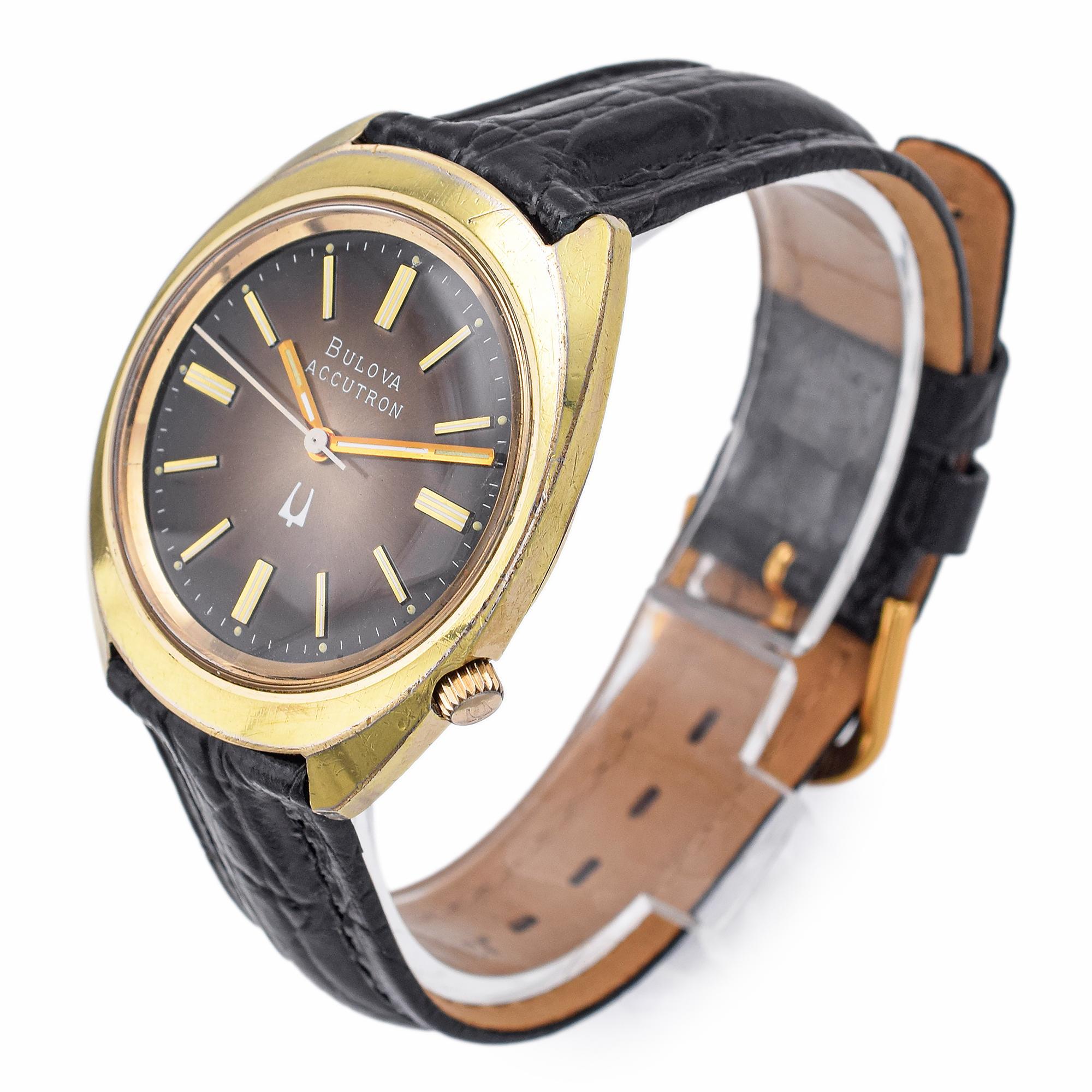 Este clásico Reloj Bulova Accutron Vintage para hombre incorpora el emblemático movimiento de diapasón, una tecnología revolucionaria anterior al cuarzo que proporciona un cronometraje suave y continuo. Conocido por su característico zumbido y su