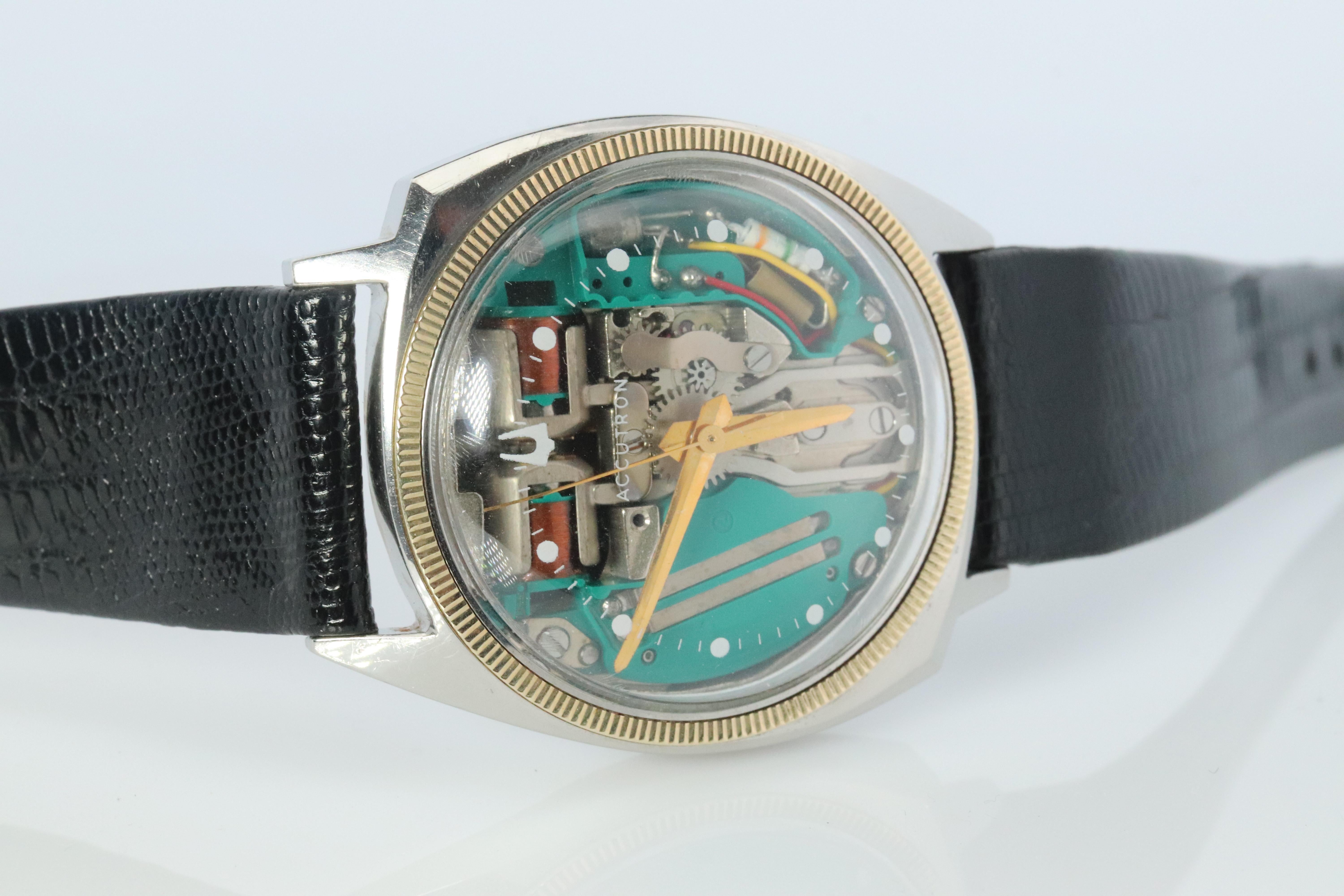 Äußerst seltene Bulova Accutron Spaceview Uhr

14k Gelbgold Lünette
Asymmetrischer Floppy Football

Transparentes Zifferblatt.

Referenz M5
E06012

35mm  Fall
ORIGINAL ACCUTRON LEDERBAND

Zustand. Arbeitet und hält die Zeit genau ein.