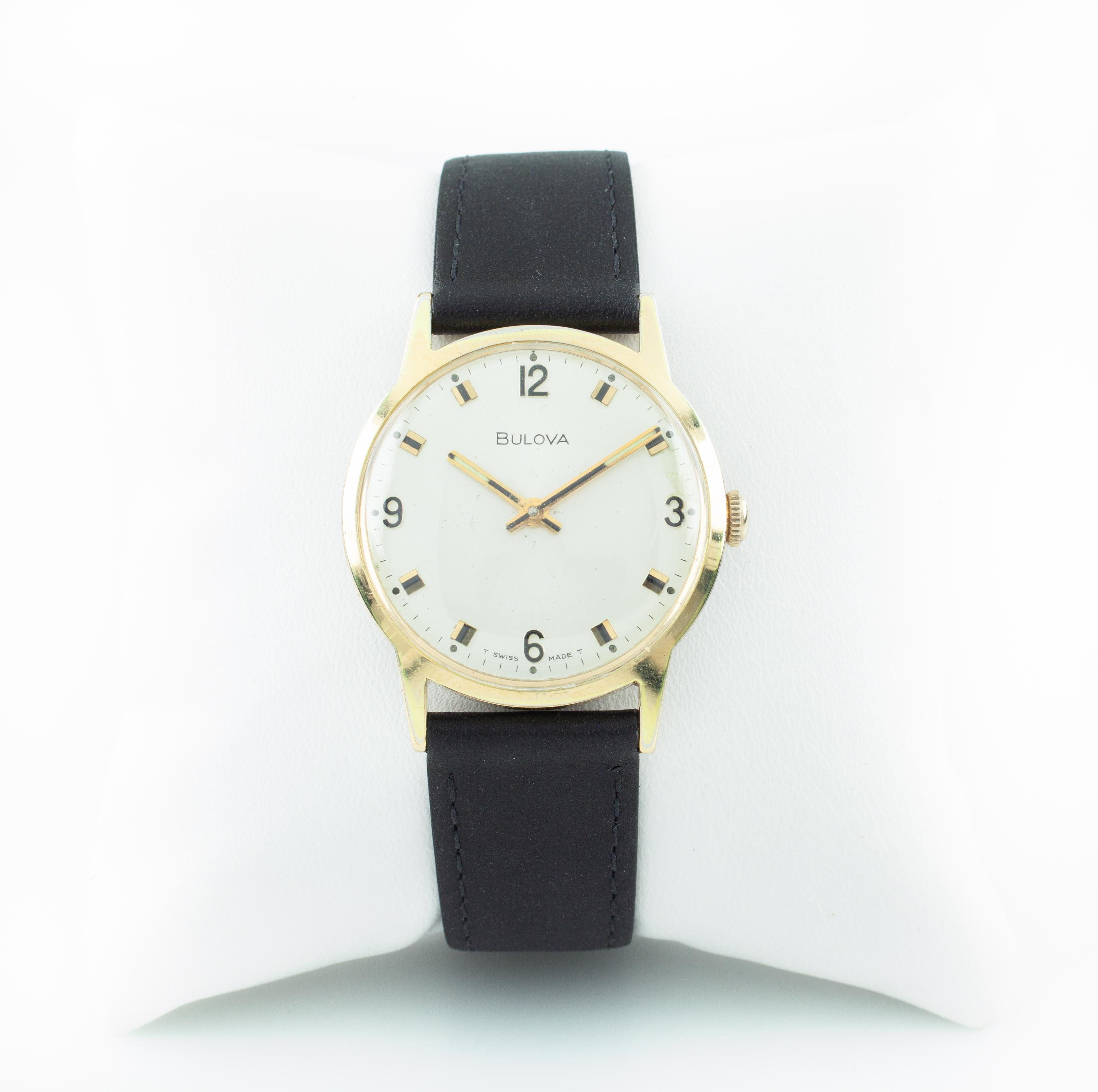Reloj de vestir vintage Bulova chapado en oro con correa de piel negra. Moderno en venta