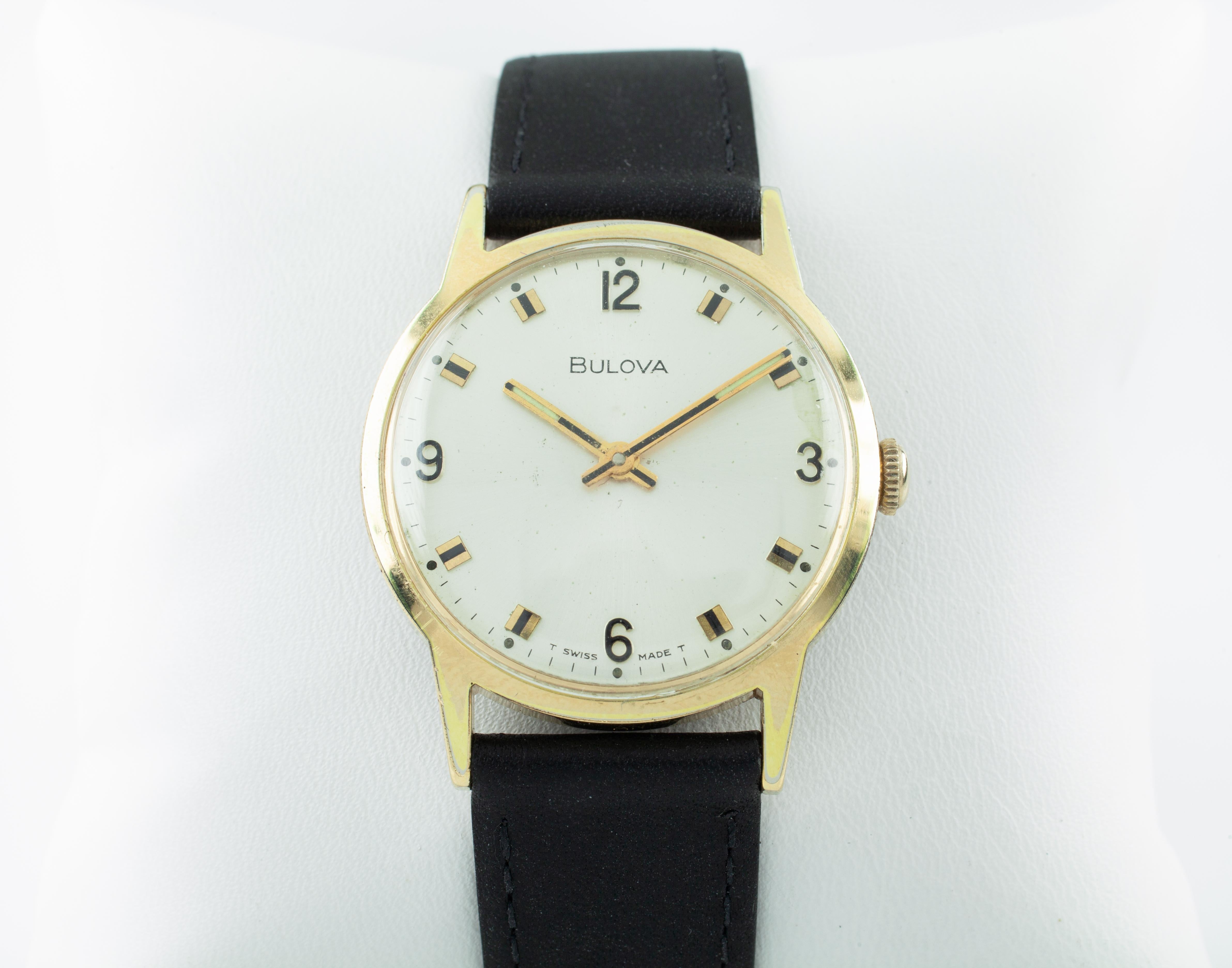 Reloj de vestir vintage Bulova chapado en oro con correa de piel negra. en Bueno estado para la venta en Van Nuys, CA