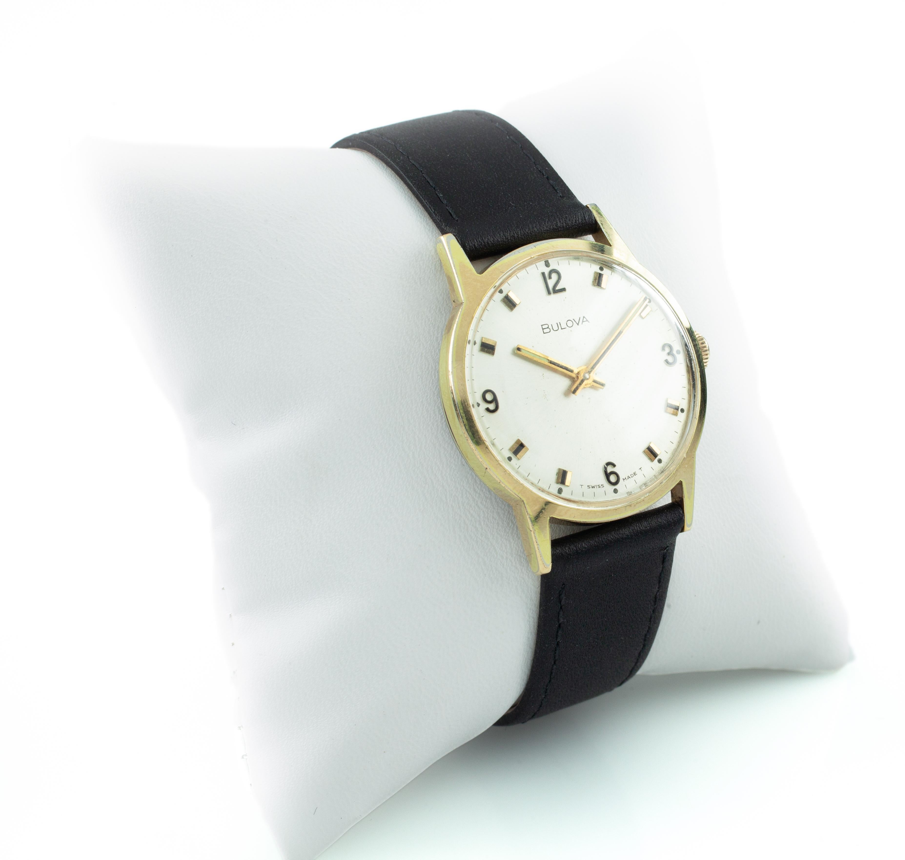 Femenino o masculino Reloj de vestir vintage Bulova chapado en oro con correa de piel negra. en venta