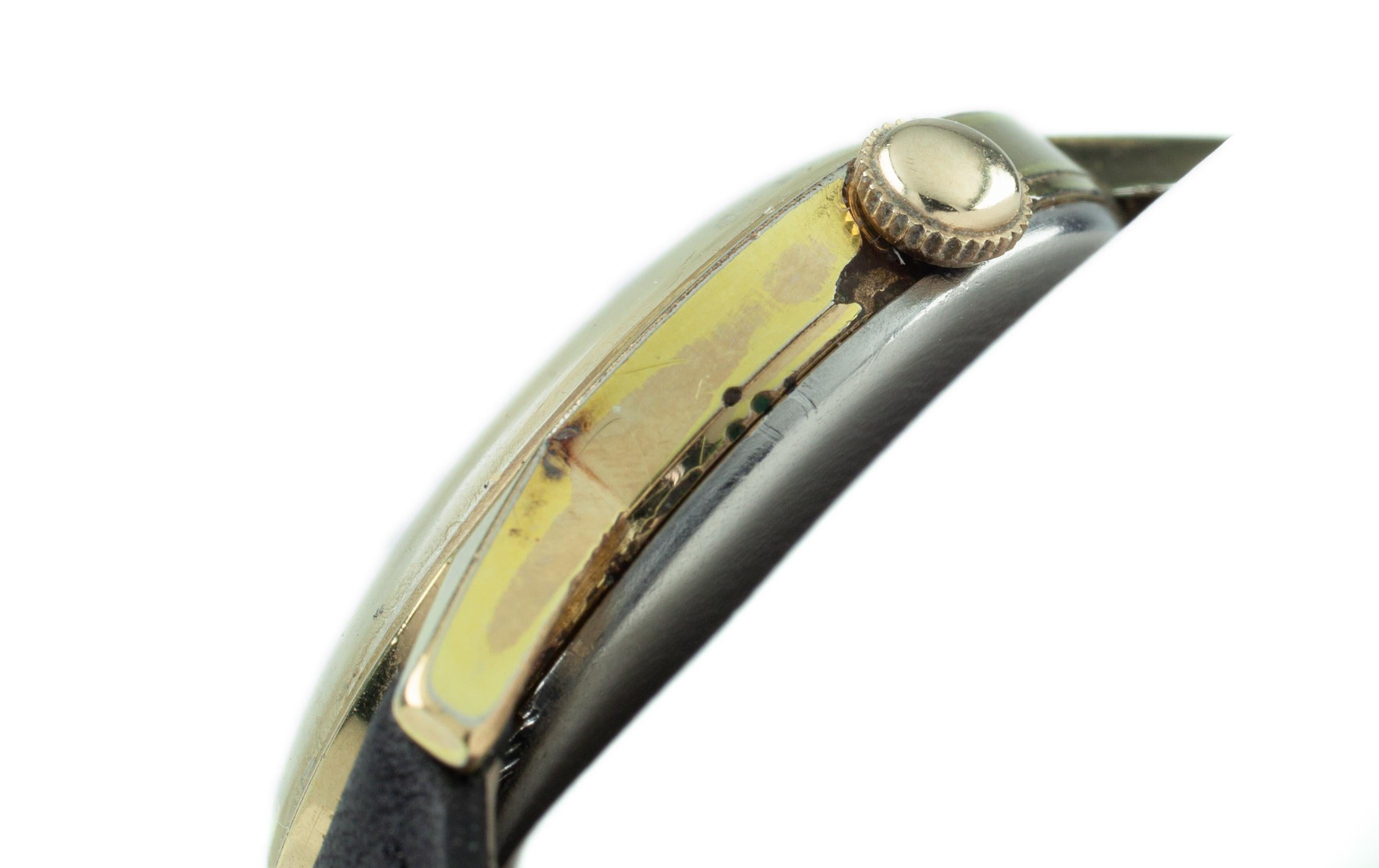 Reloj de vestir vintage Bulova chapado en oro con correa de piel negra. en venta 1
