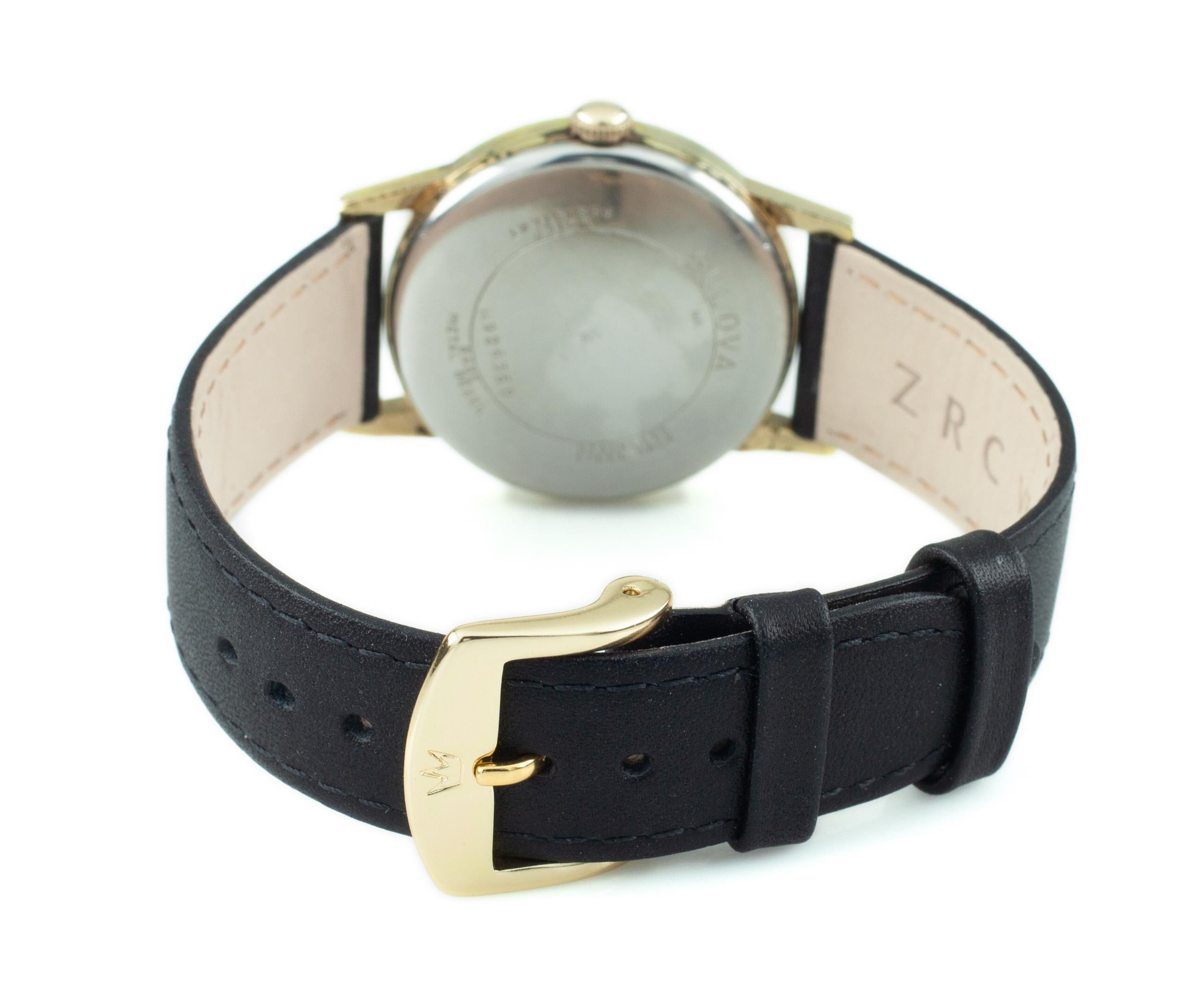 Reloj de vestir vintage Bulova chapado en oro con correa de piel negra. en venta 2