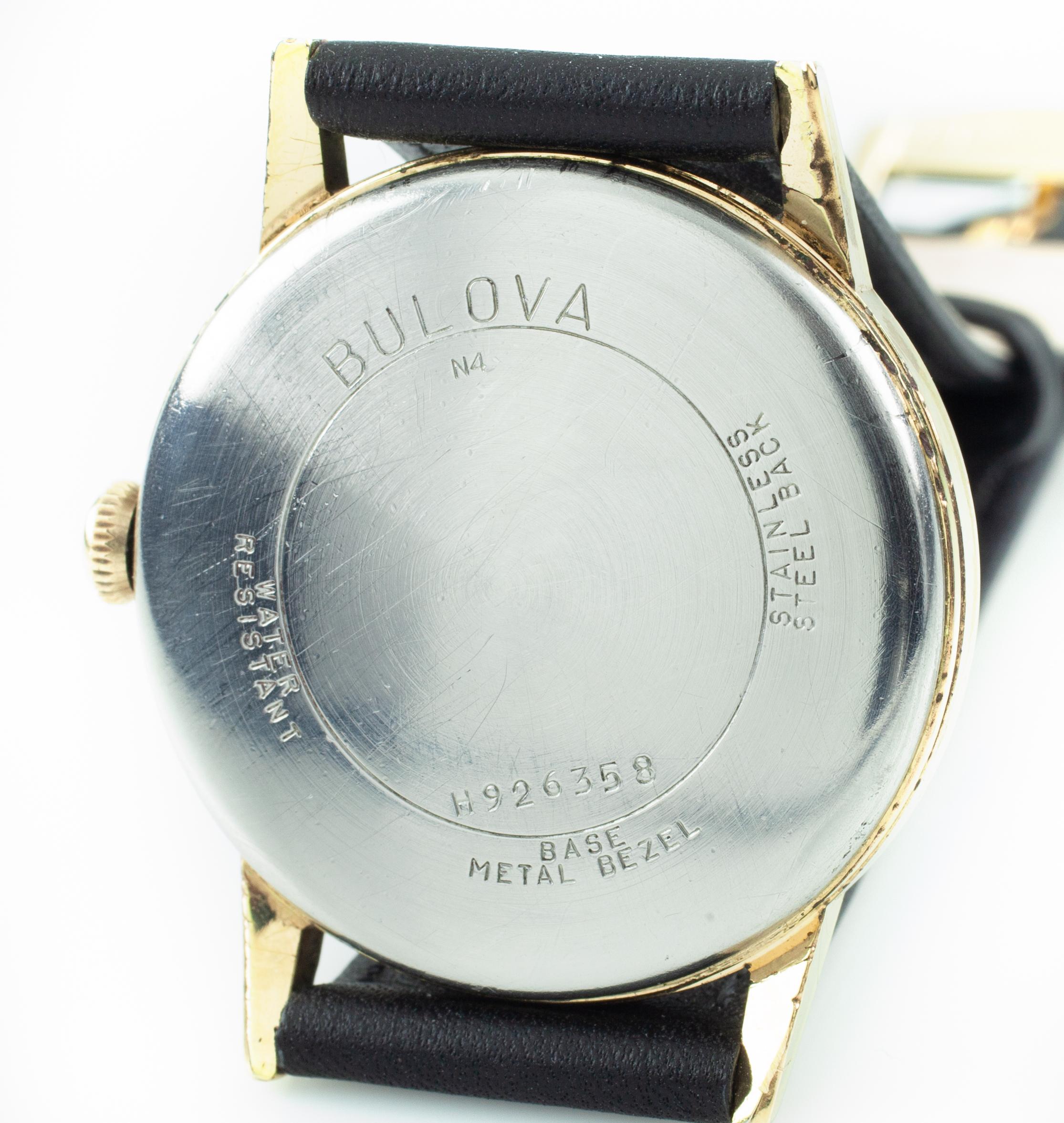 Reloj de vestir vintage Bulova chapado en oro con correa de piel negra. en venta 3