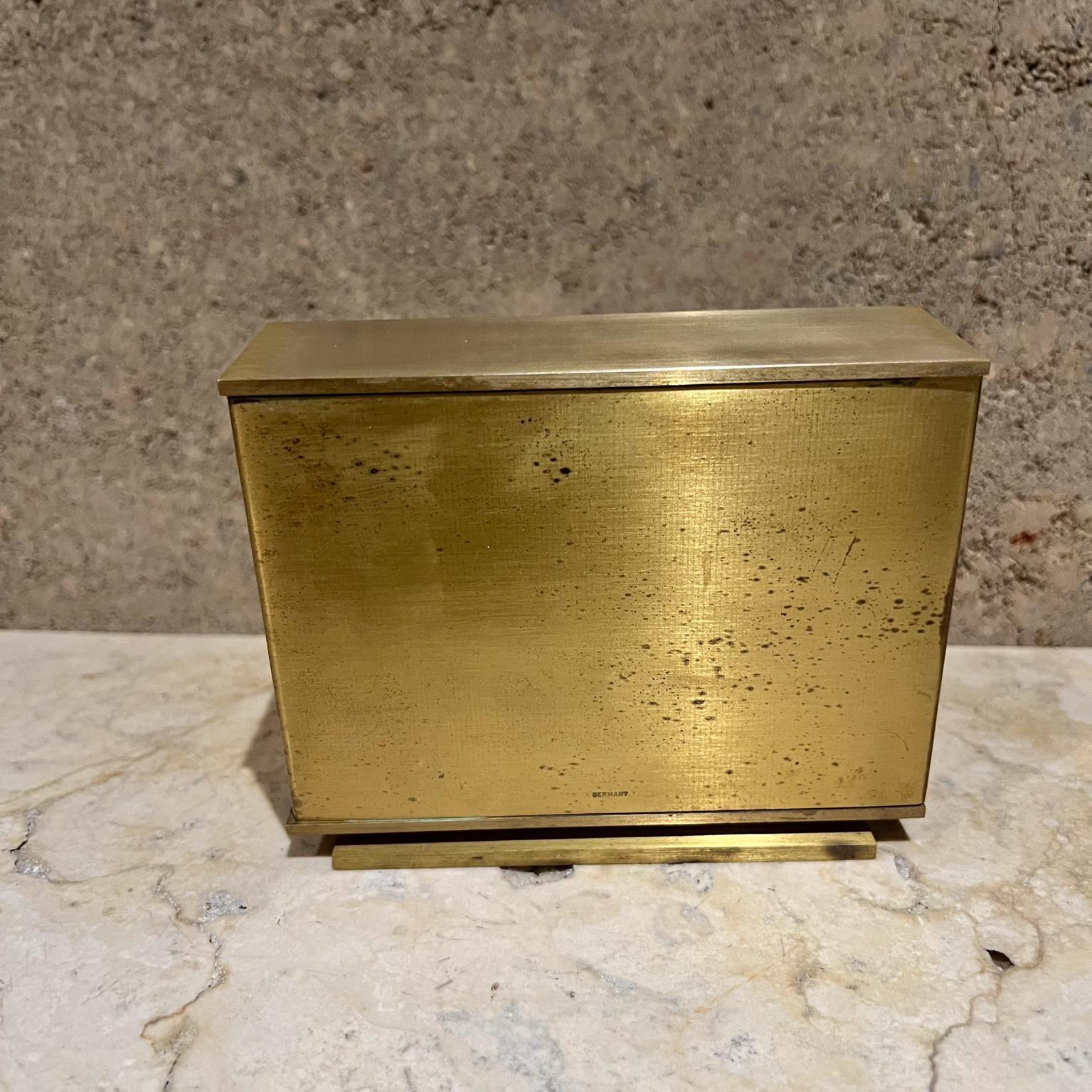 Vintage Bulova Clock Company Orologio da tavolo al quarzo
4,38 H. X 5,25 W. x 1,88 D.
Usato d'epoca, non restaurato, non testato, usura presente.
Esamina tutte le immagini fornite.