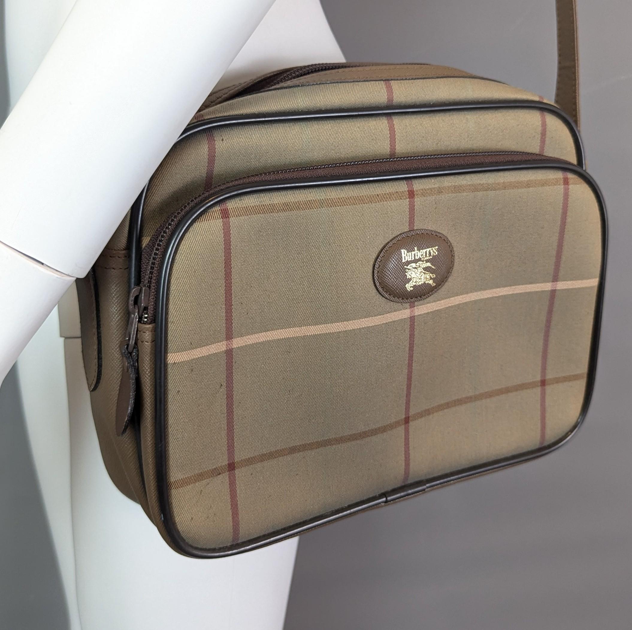 Vintage Burberry check shoulder bag, brown leather For Sale 7