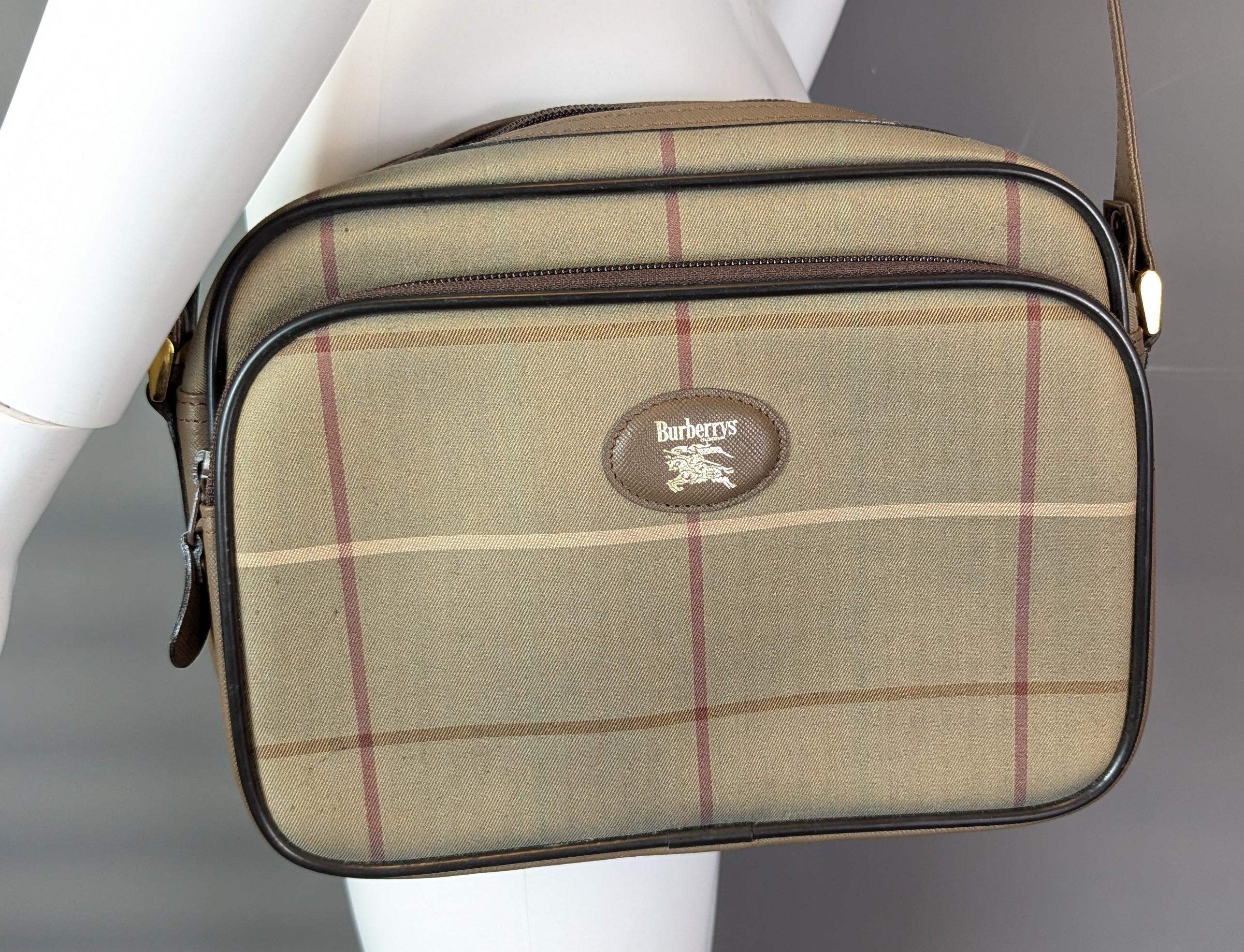 An ever stylish vintage Burberry check shoulder bag.

Classic Nova check in a lightly coated canvas in Burberry signature colours.

It has a taupe brown leather handle and gold tone hardware, there is a leather brand tag to the outer pocket.

Inside