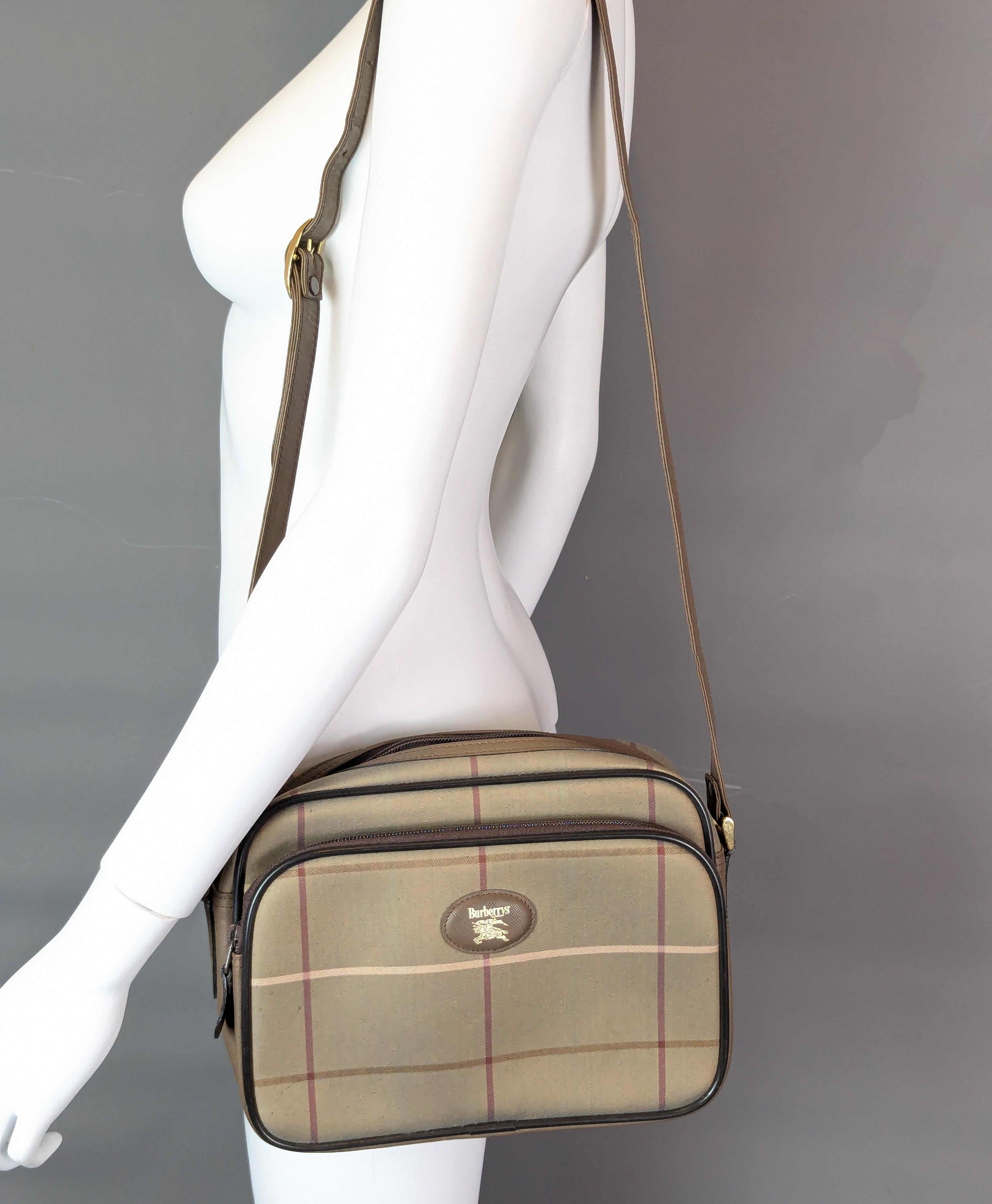 Beige Vintage Burberry check shoulder bag, brown leather For Sale