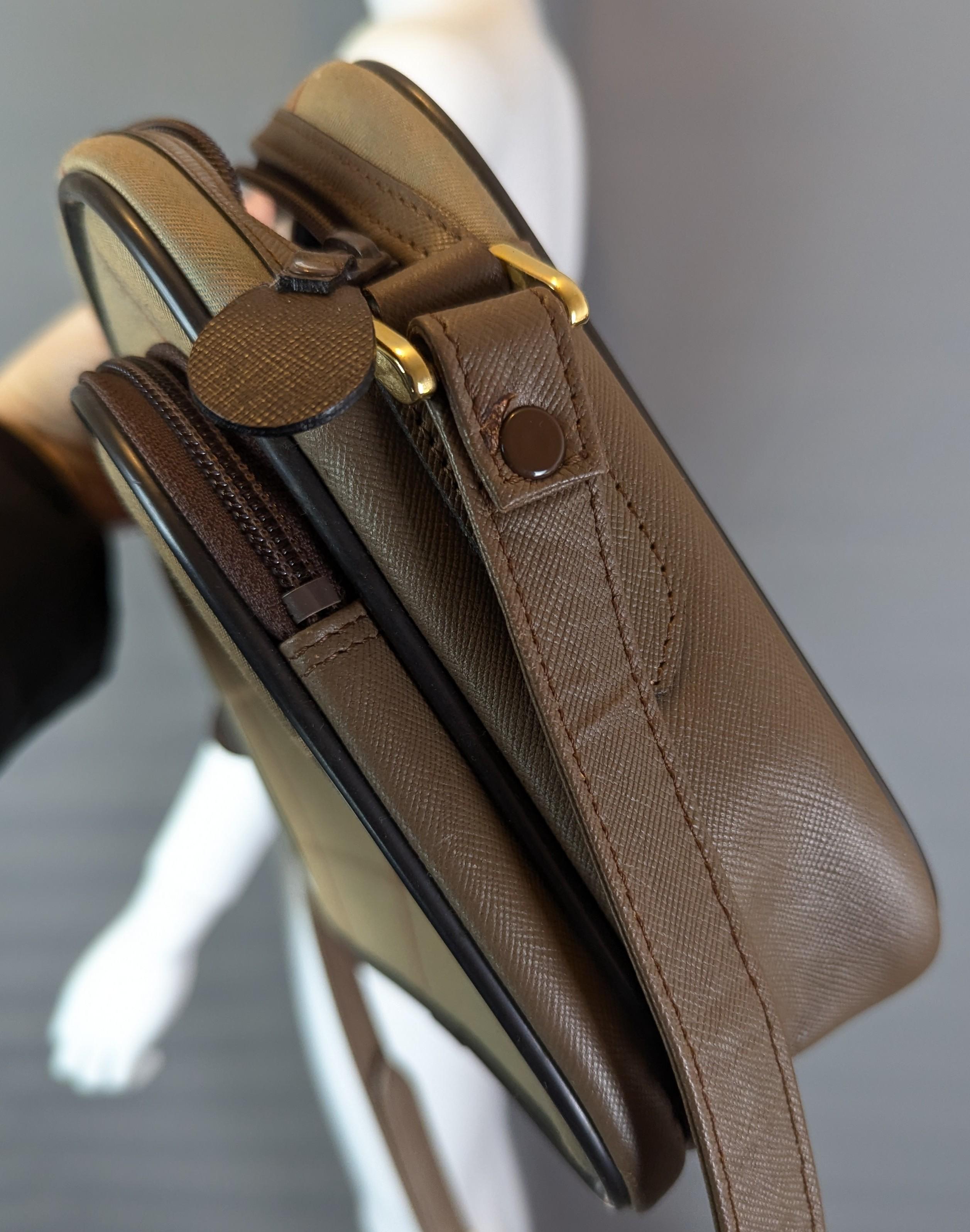 Vintage Burberry check shoulder bag, brown leather For Sale 1