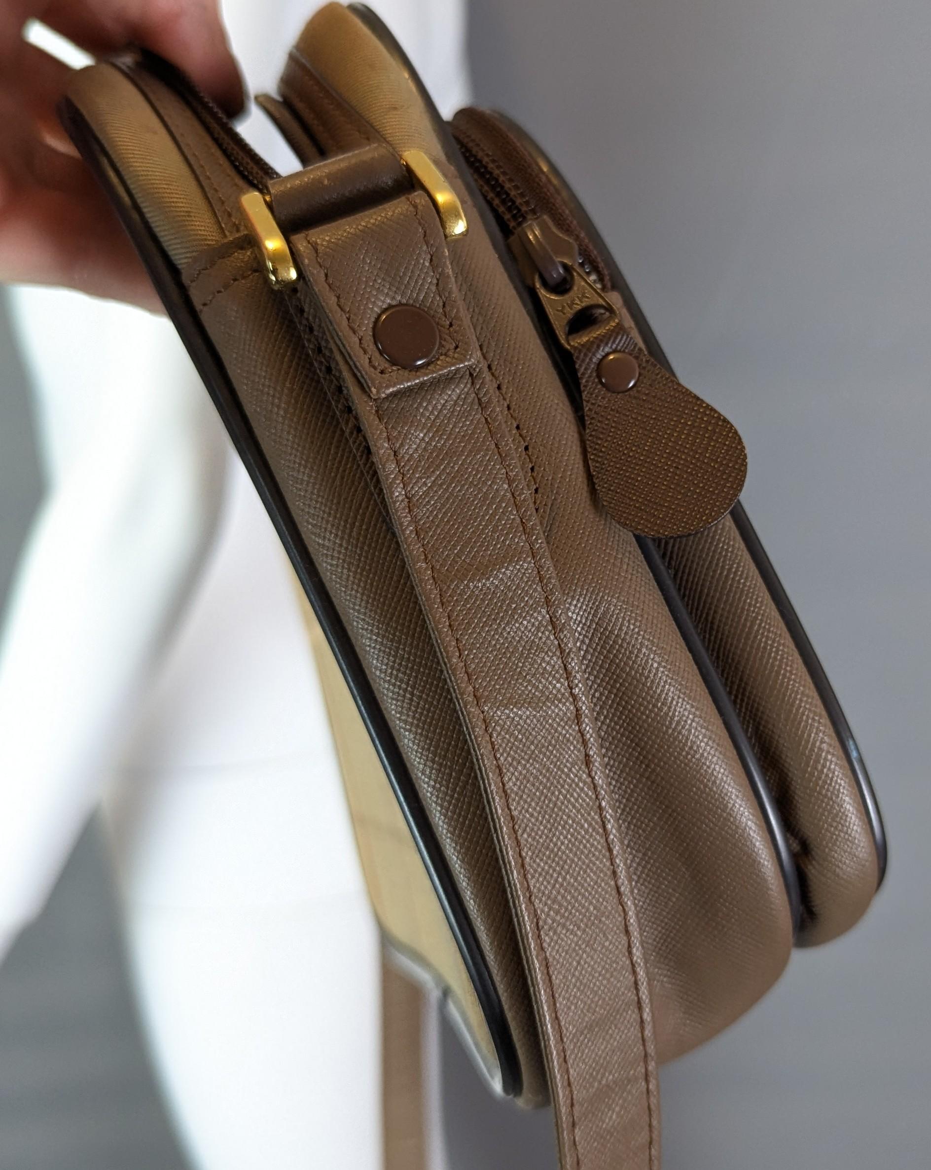 Vintage Burberry check shoulder bag, brown leather For Sale 2