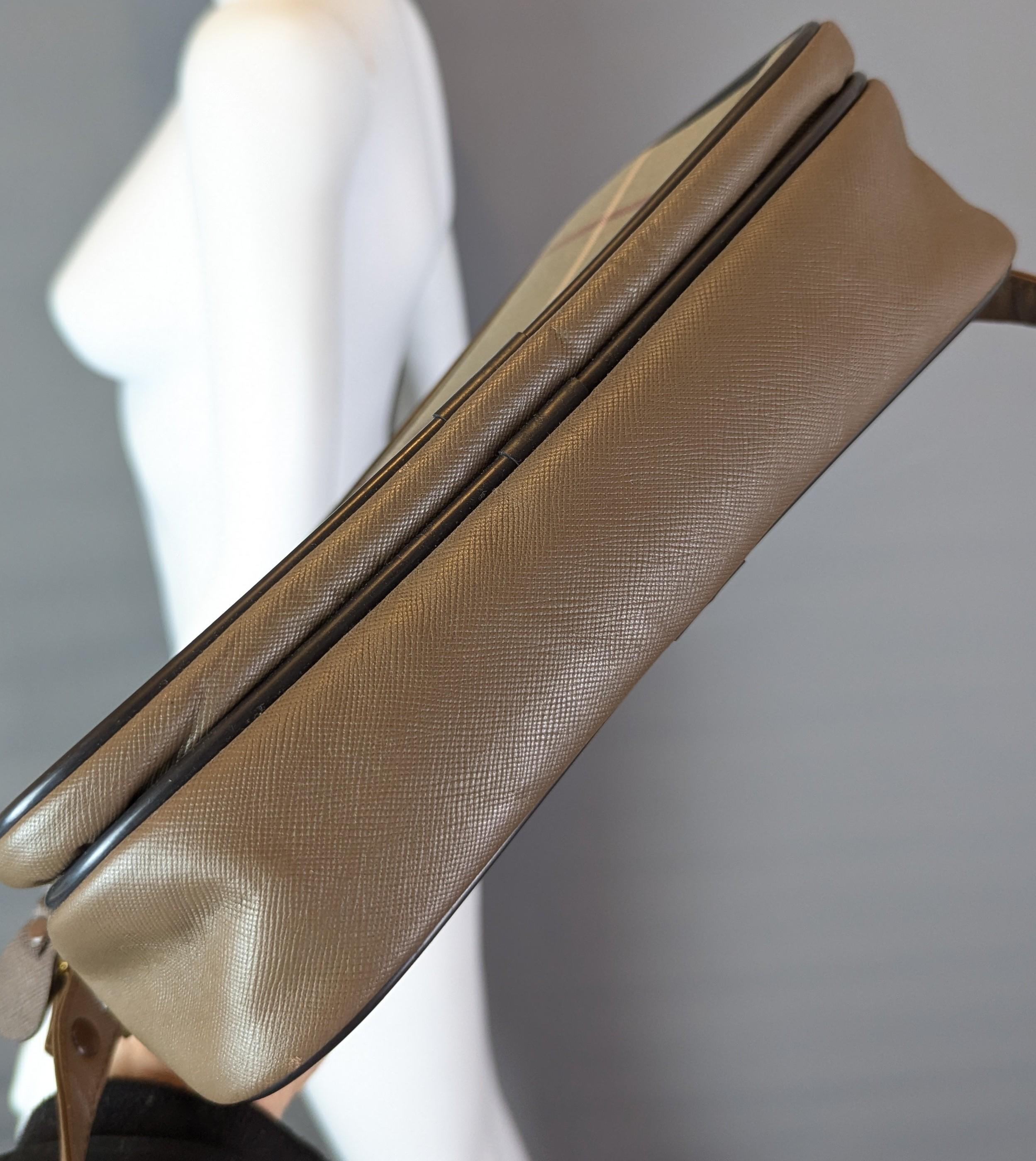 Vintage Burberry check shoulder bag, brown leather For Sale 3