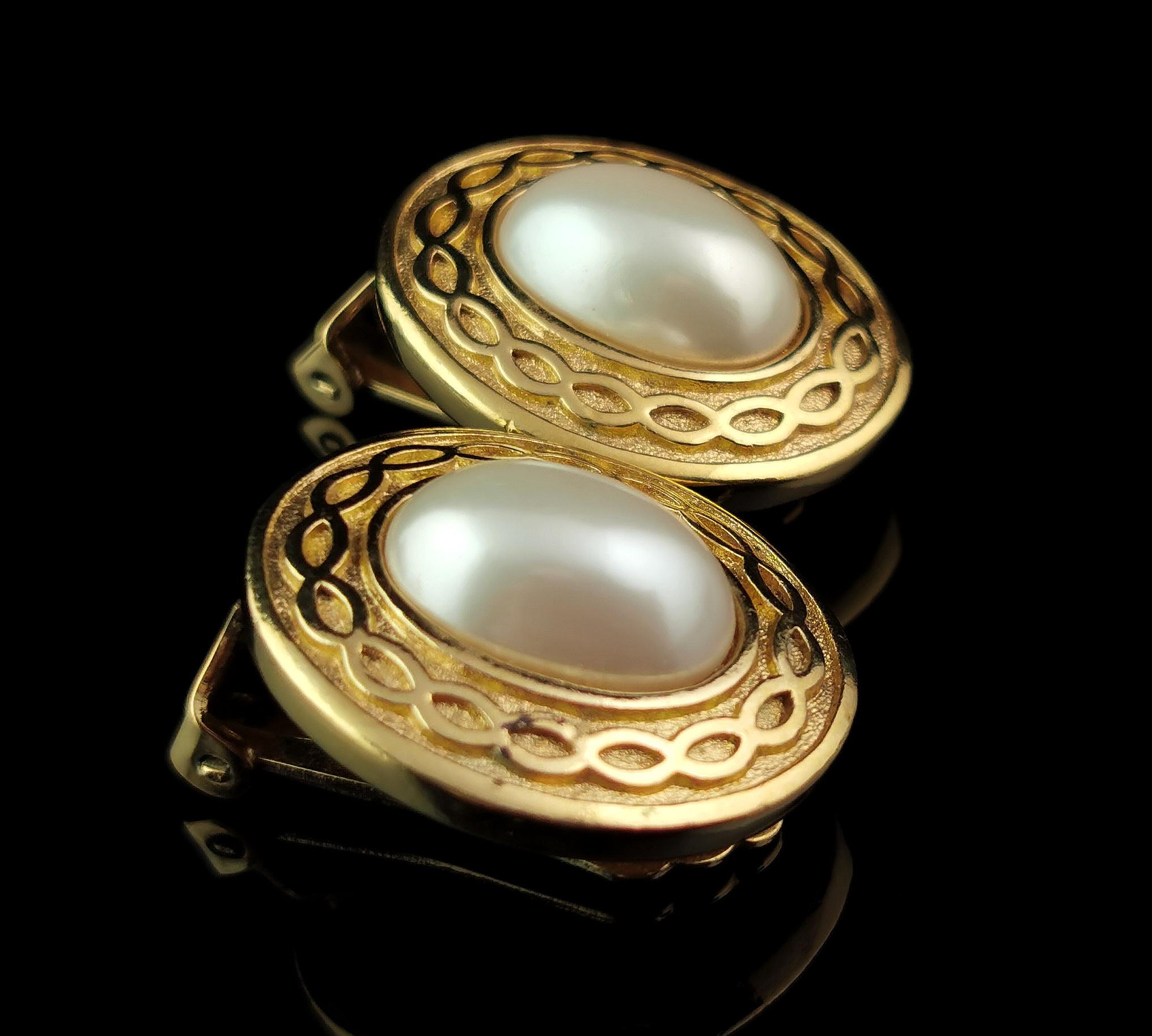 Vintage Burberry clip on earrings, Gold tone, Faux pearl  In Good Condition For Sale In NEWARK, GB