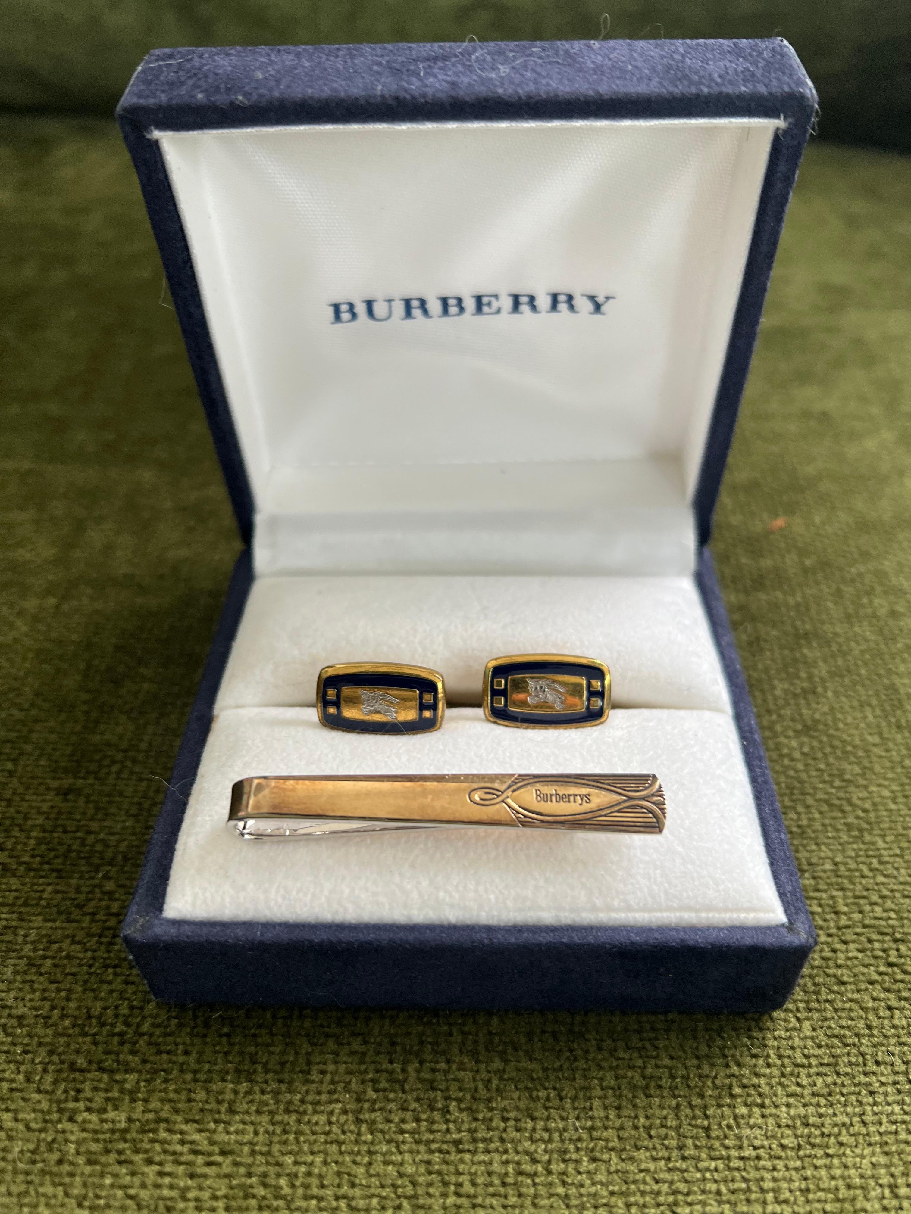 Art déco Boutons de manchette et clip de cravate vintage en or de Burberry dans leur étui d'origine, Circa 1970 en vente