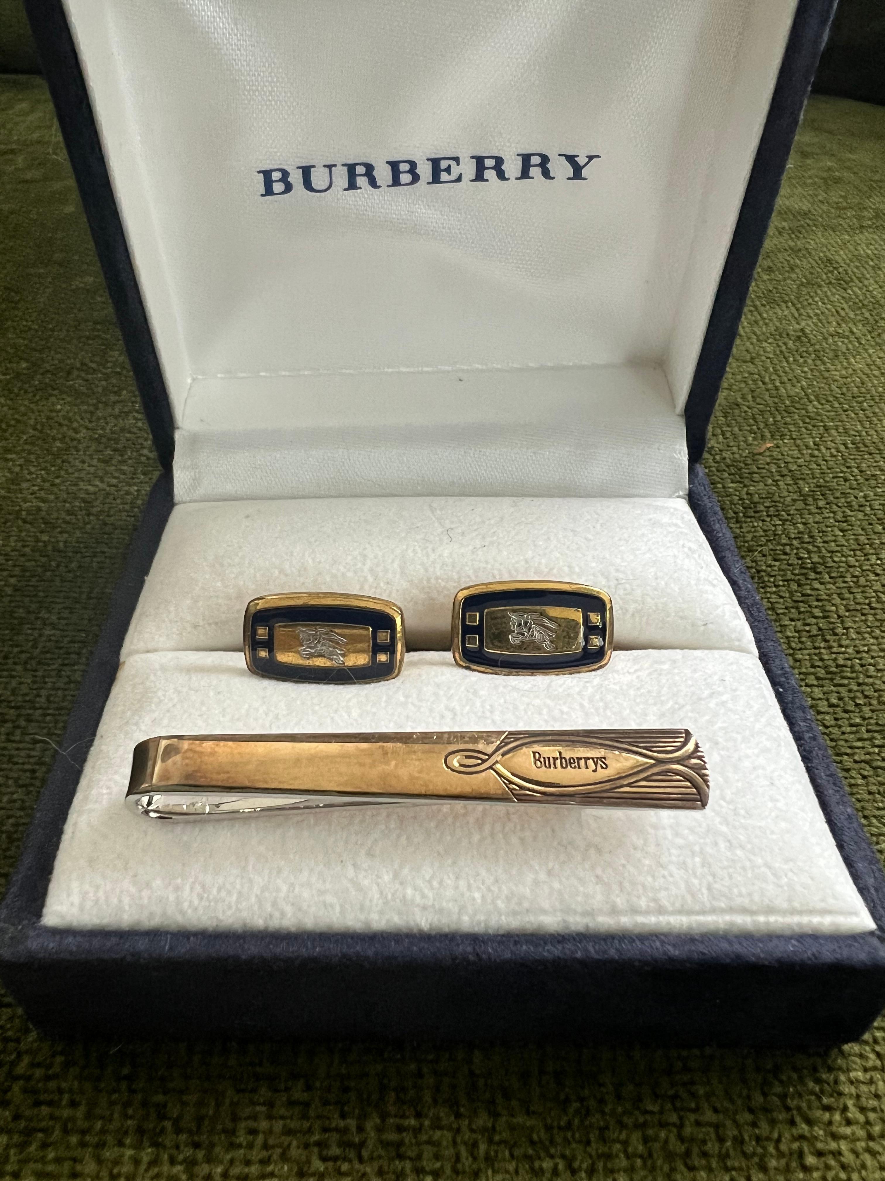 Boutons de manchette et clip de cravate vintage en or de Burberry dans leur étui d'origine, Circa 1970 Unisexe en vente