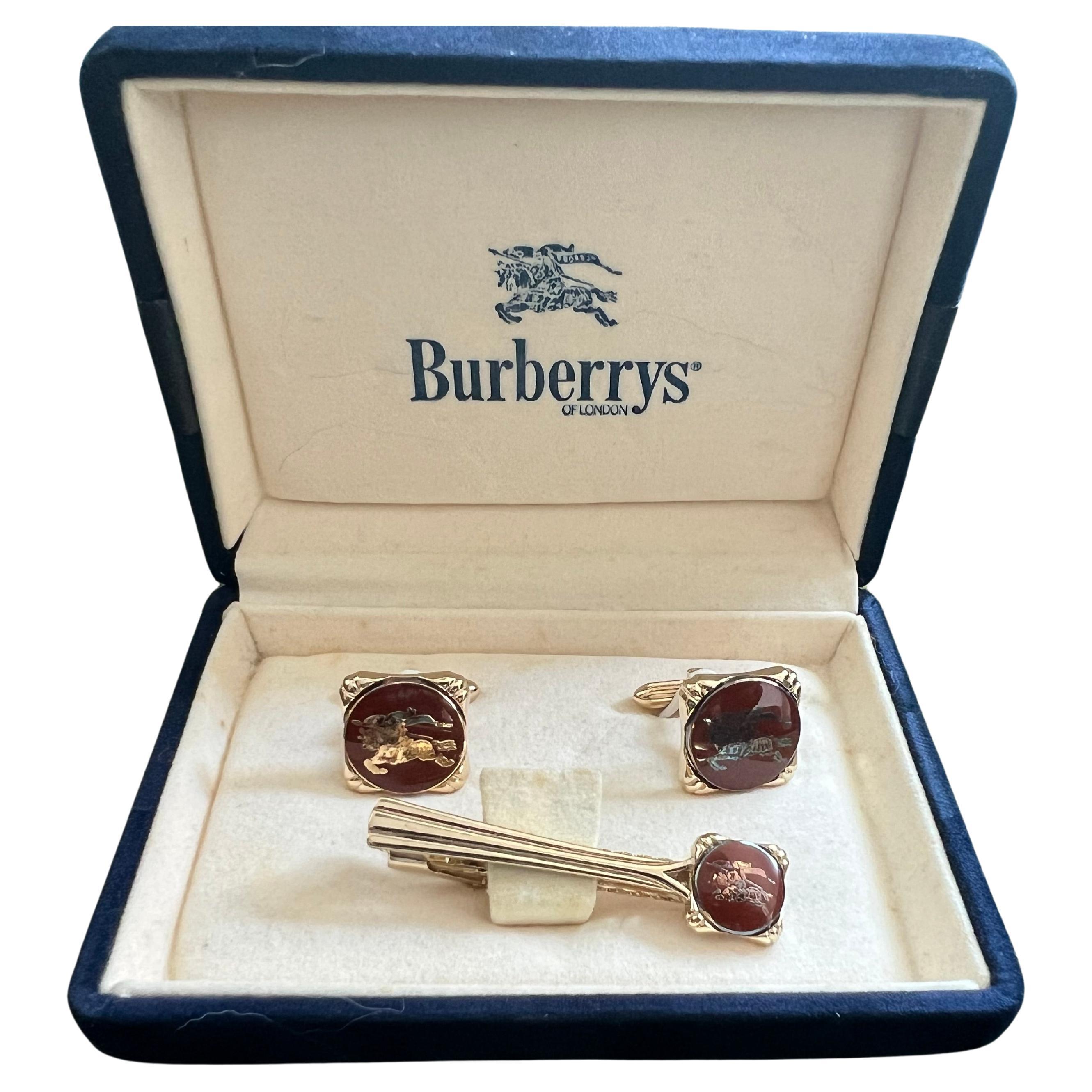 Vintage Burberry Gold Platte & Rot Lack Manschettenknöpfe & Krawattenklammer "Circa 1970er" im Angebot