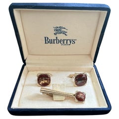 Gemelli e fermacravatte Burberry d'epoca con placca d'oro e lacca rossa "Circa 1970s"