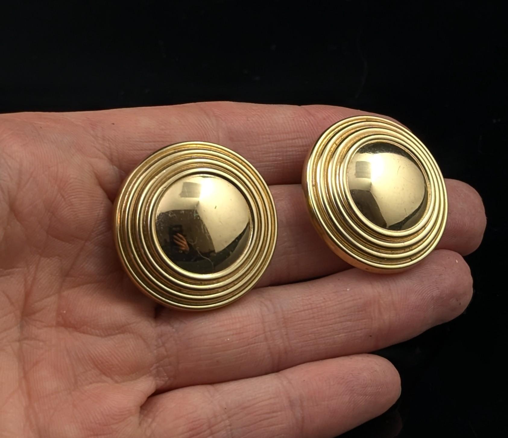 Pendientes de clip vintage Burberry en tono dorado Moderno en venta