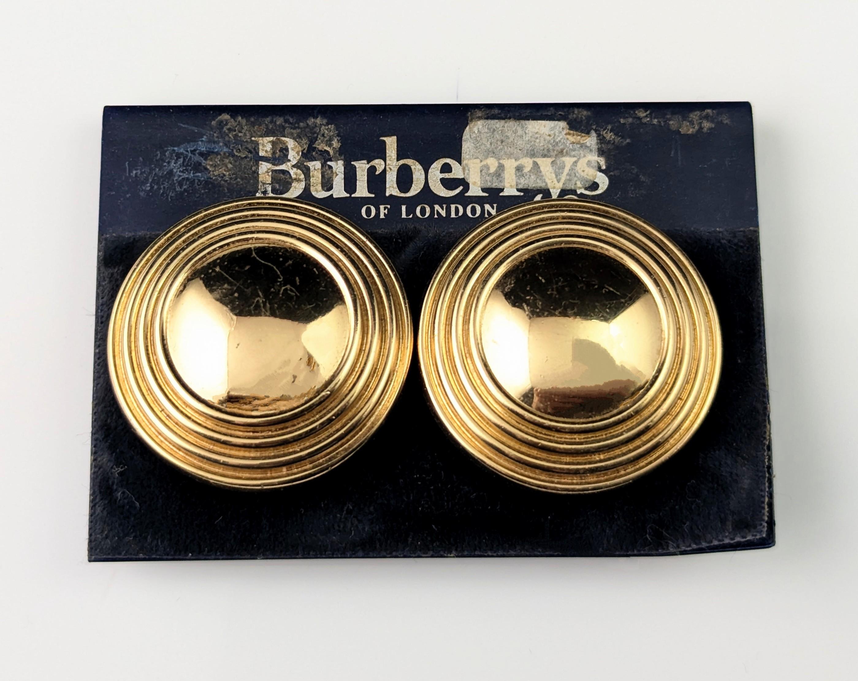 Pendientes de clip vintage Burberry en tono dorado en Bastante bueno estado para la venta en NEWARK, GB