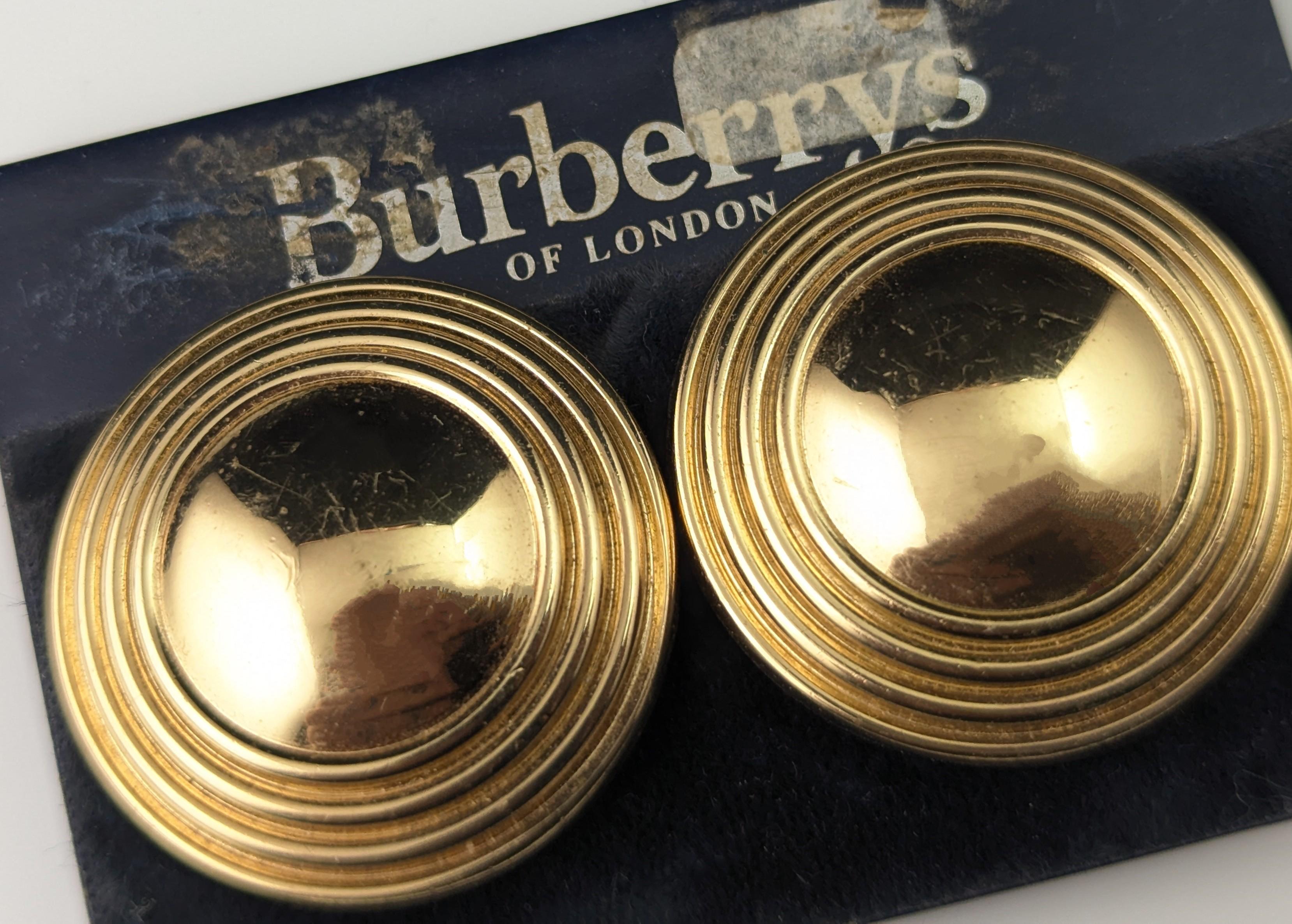 Pendientes de clip vintage Burberry en tono dorado en venta 1