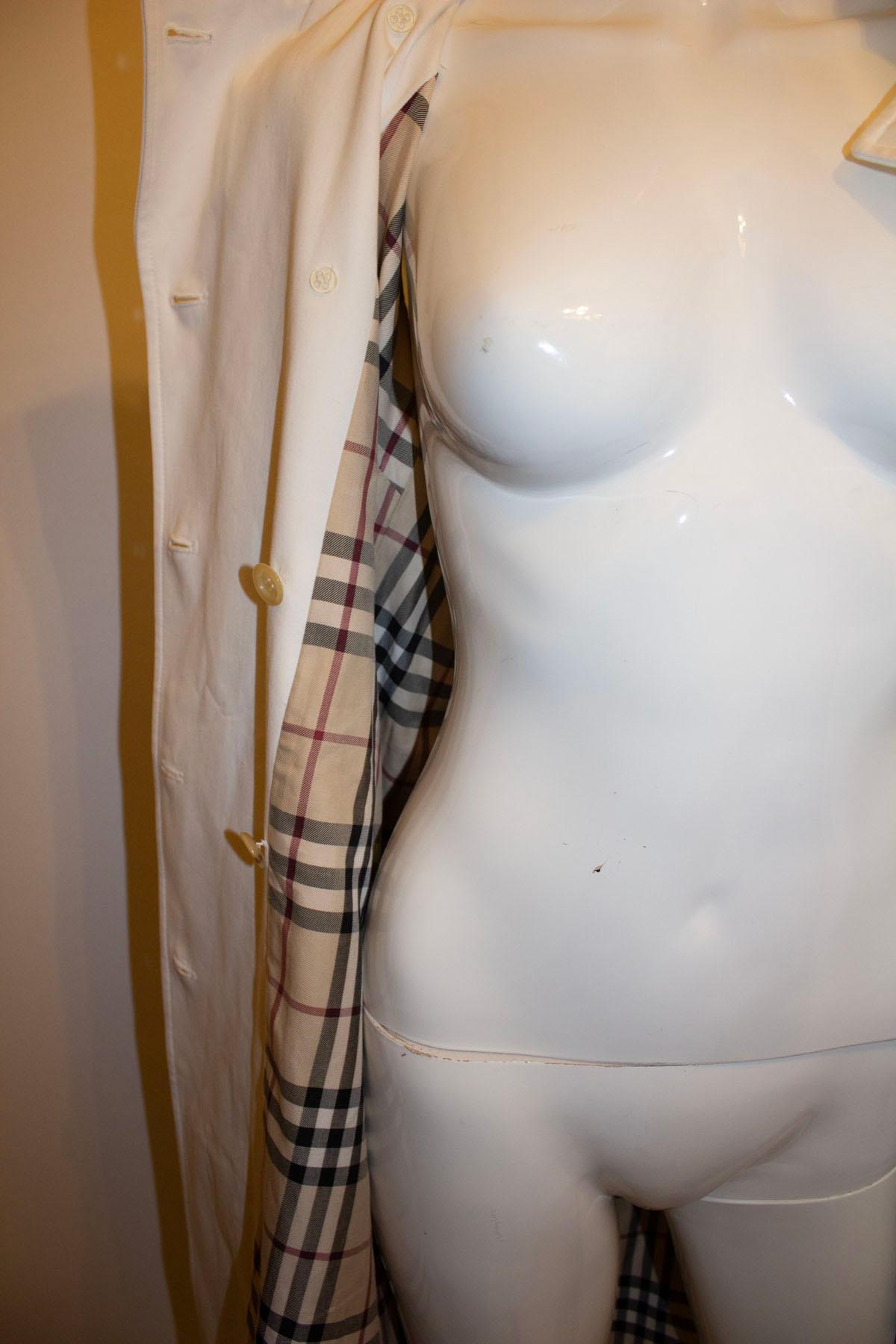 A chic and rate vintage halterneck dress by Burberry. The dress is in a heave white cotton, with check Burberry lining.  It has a pocket on either side , and fabric belt.
Made in Italy UK size 6 , US size 4 Measurements:
Bust 33'', length 42''