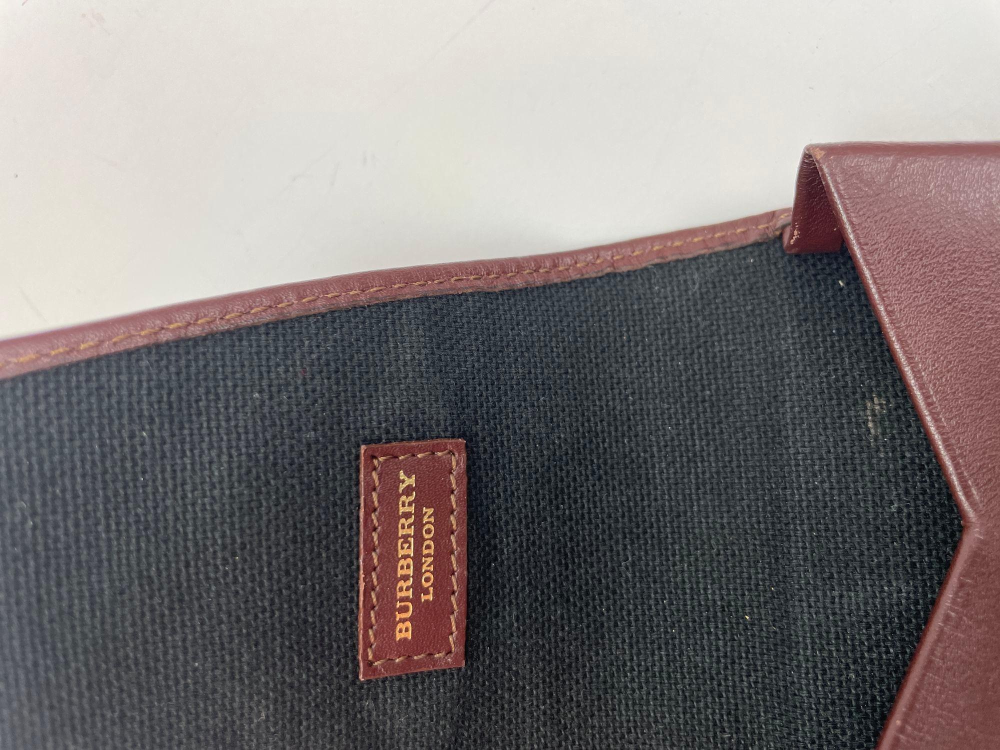 Portefeuille ou portefeuille vintage Burberry en cuir à carreaux en vente 3