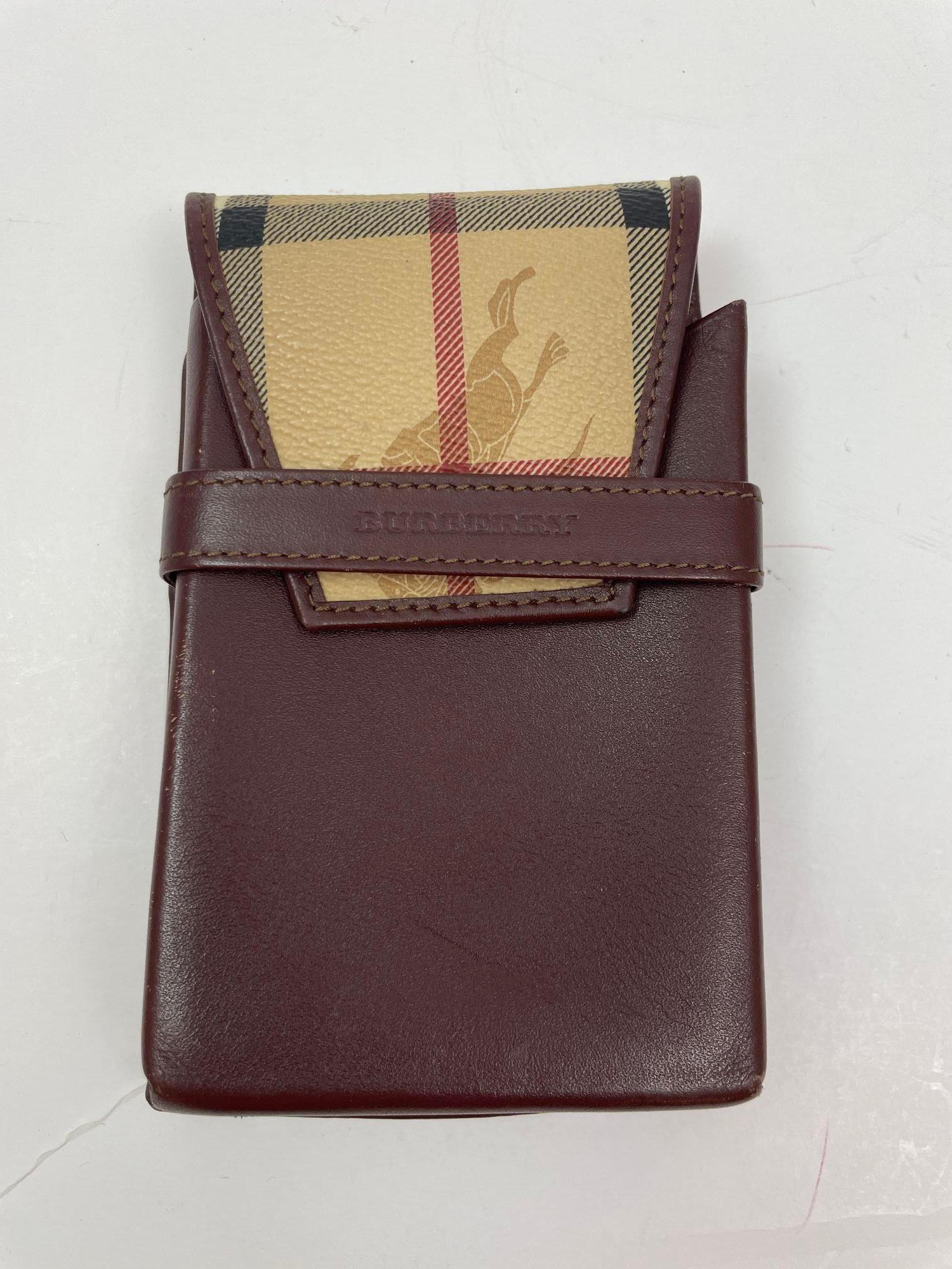 Vintage Burberry cigarette case or wallet with flap closure.
Good condition vintage cigarette pack holder, great to use as a wallet or to store keys, phone, lipsticks, playing game cards.
Vintage Burberry London leather case or wallet.
You can carry
