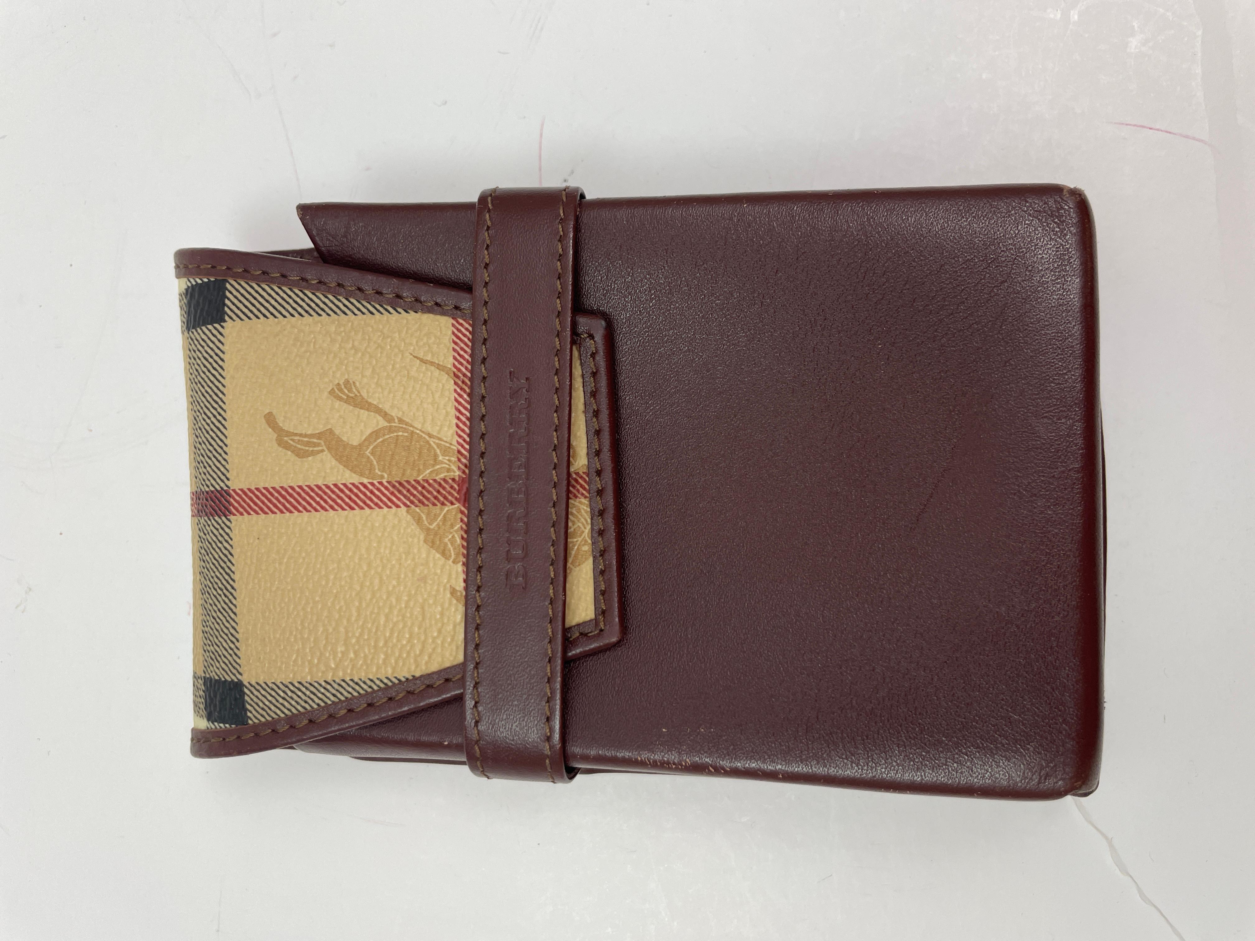 Vintage Burberry cigarette case or wallet with flap closure.
Good condition vintage cigarette pack holder, great to use as a wallet or to store keys, phone, lipsticks, playing game cards.
Vintage Burberry London leather case or wallet.
You can carry
