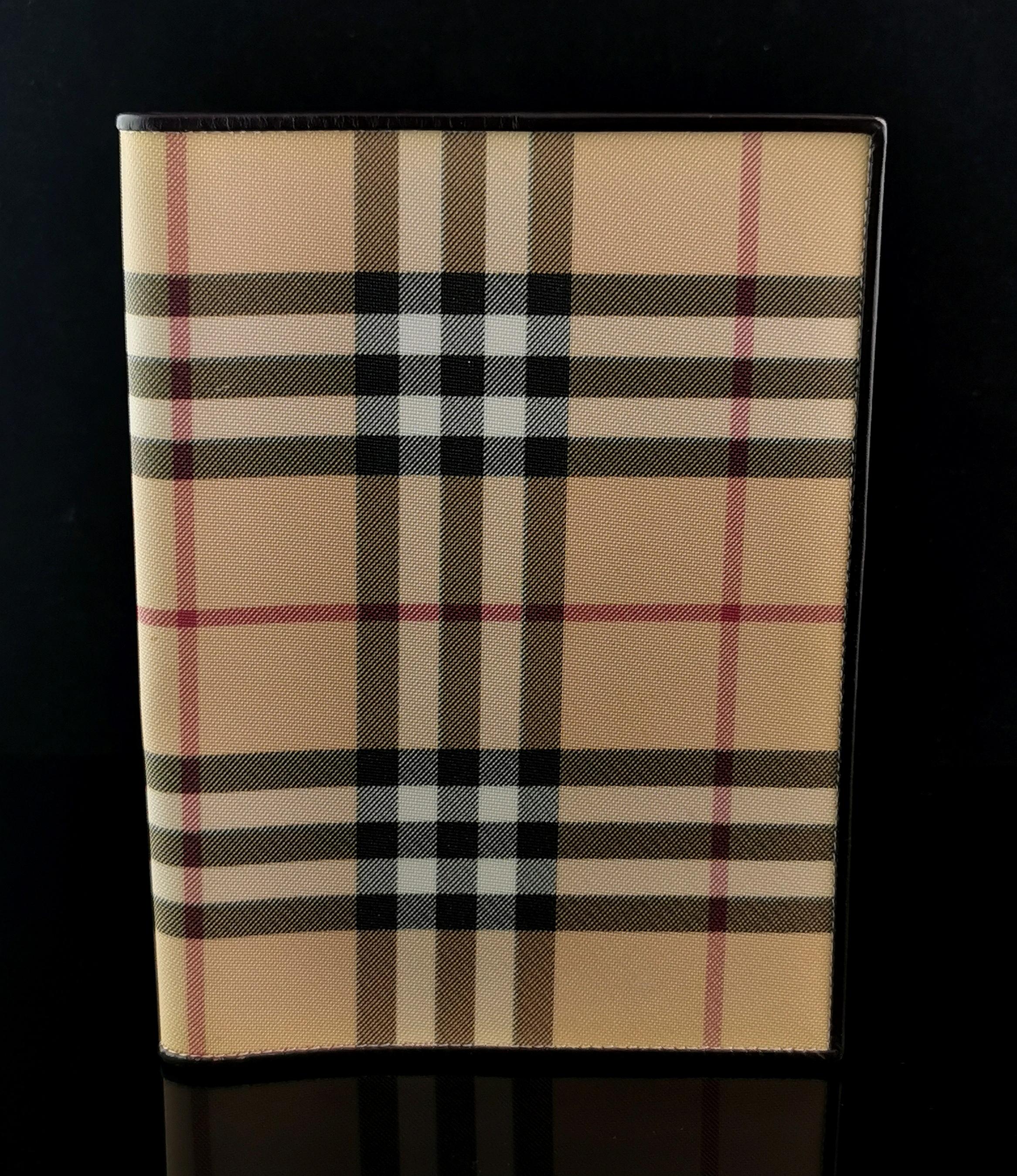 A stylish vintage Burberry notebook cover.

Perfect for covering your school, study or work notebooks so you can do it in style.

It is made from coated canvas with a dark brown leather trim and interior for holding the book.

Stamped to the lower