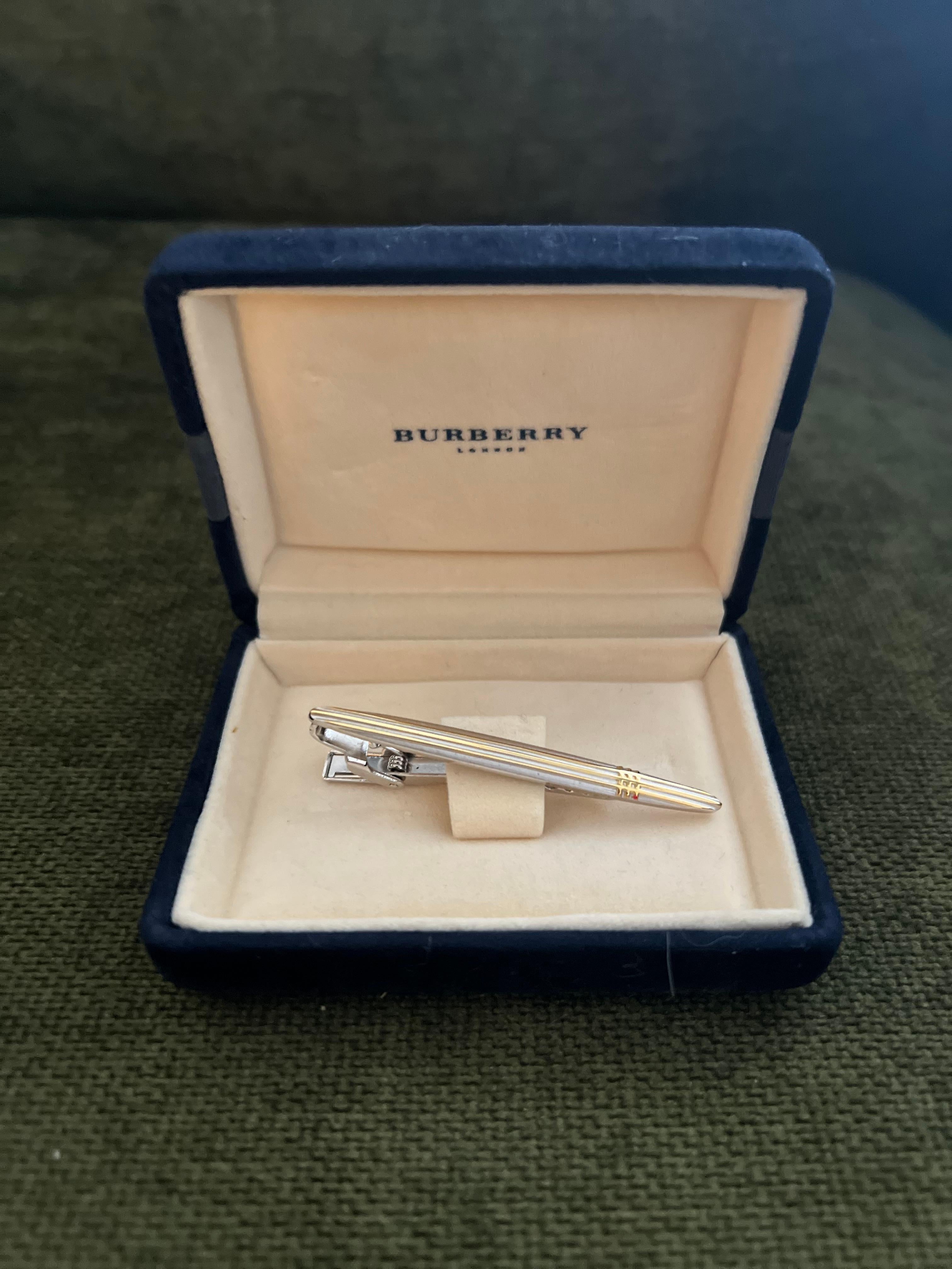 Vintage Burberry Stahl & Gold Plate & Krawattenklammer im Originalgehäuse, ca. 1990 (Art déco) im Angebot