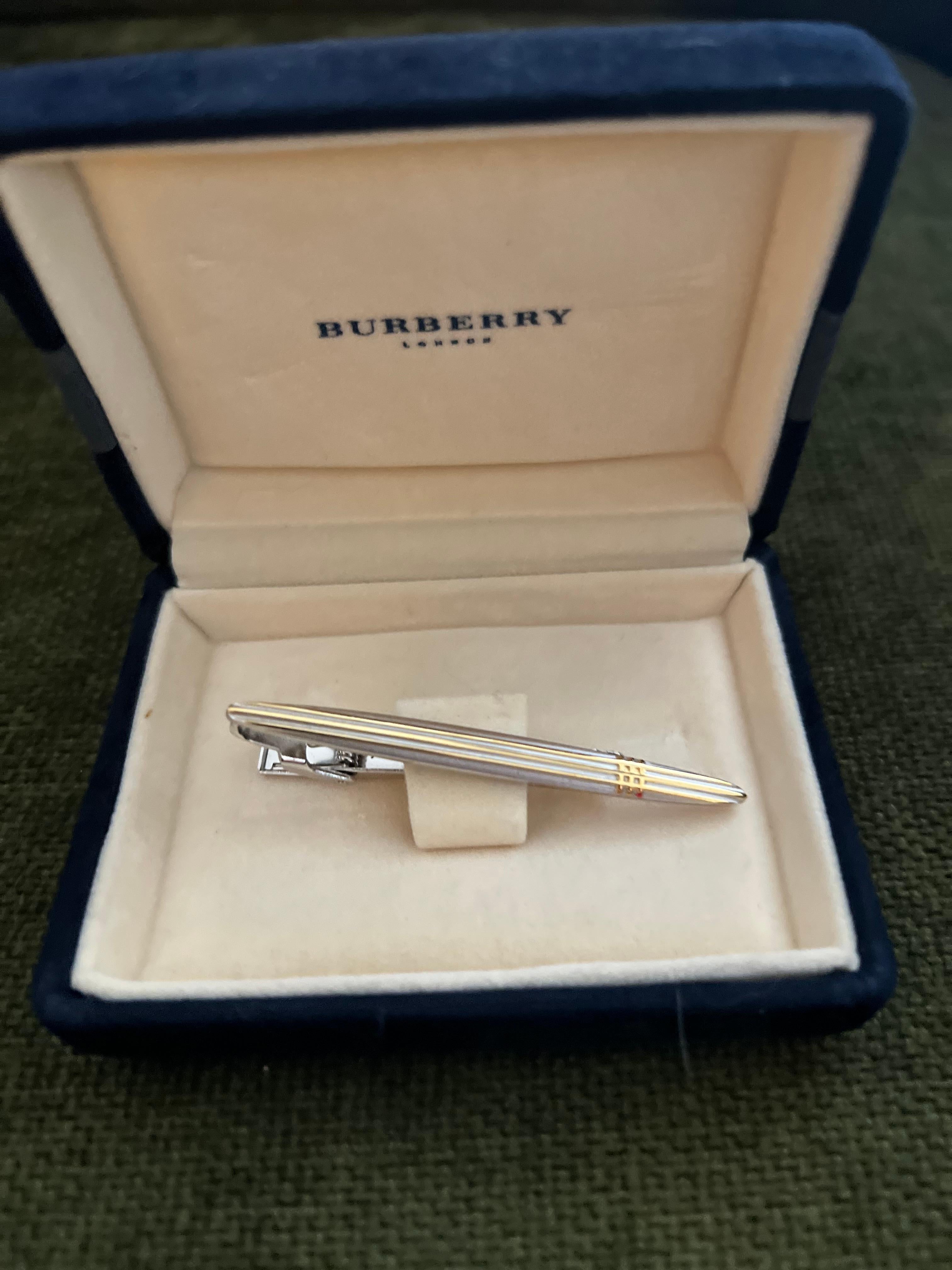 Vintage Burberry Stahl & Gold Plate & Krawattenklammer im Originalgehäuse, ca. 1990 im Zustand „Hervorragend“ im Angebot in New York, NY
