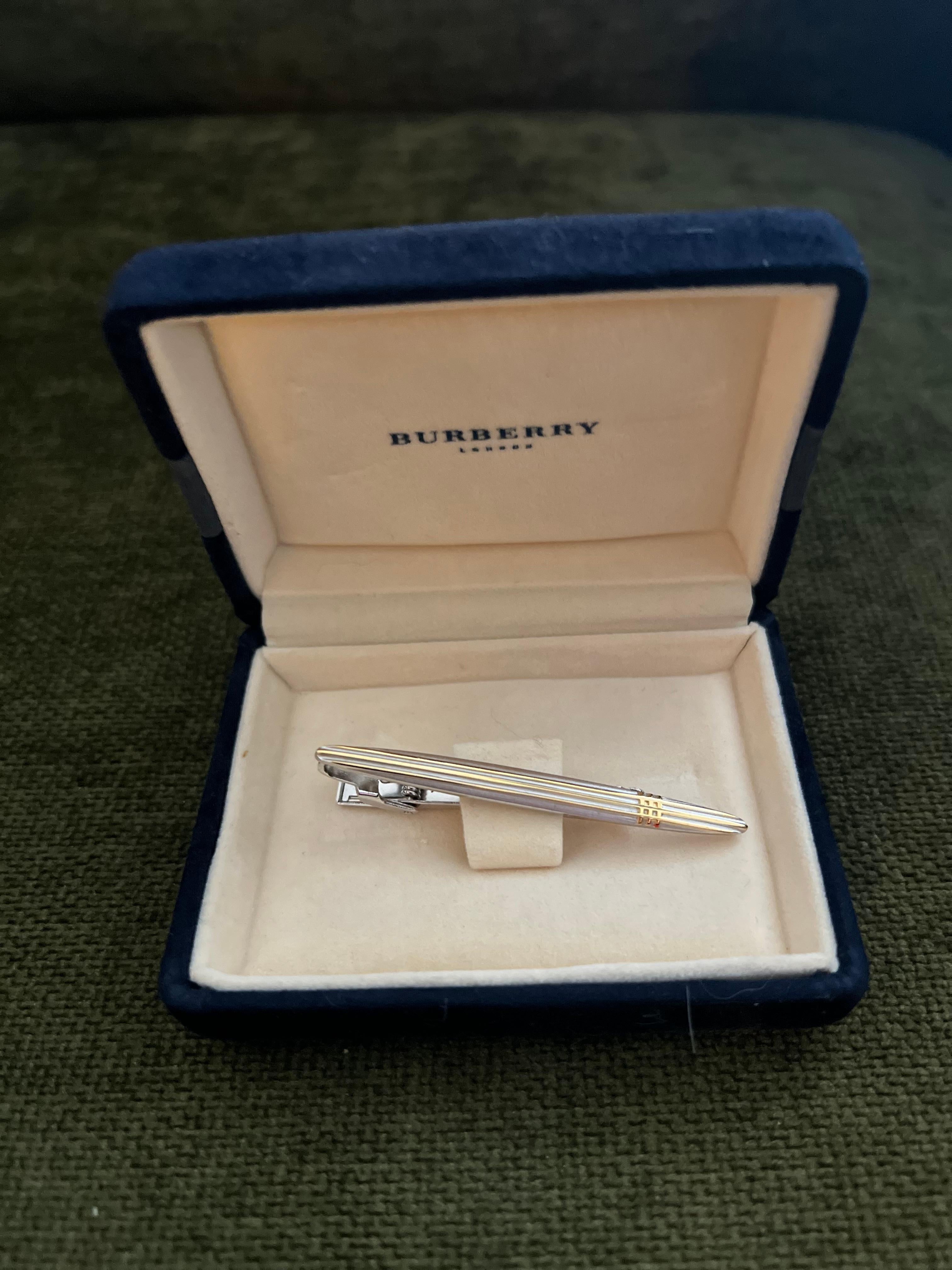 Vintage Burberry Stahl & Gold Plate & Krawattenklammer im Originalgehäuse, ca. 1990 Damen im Angebot