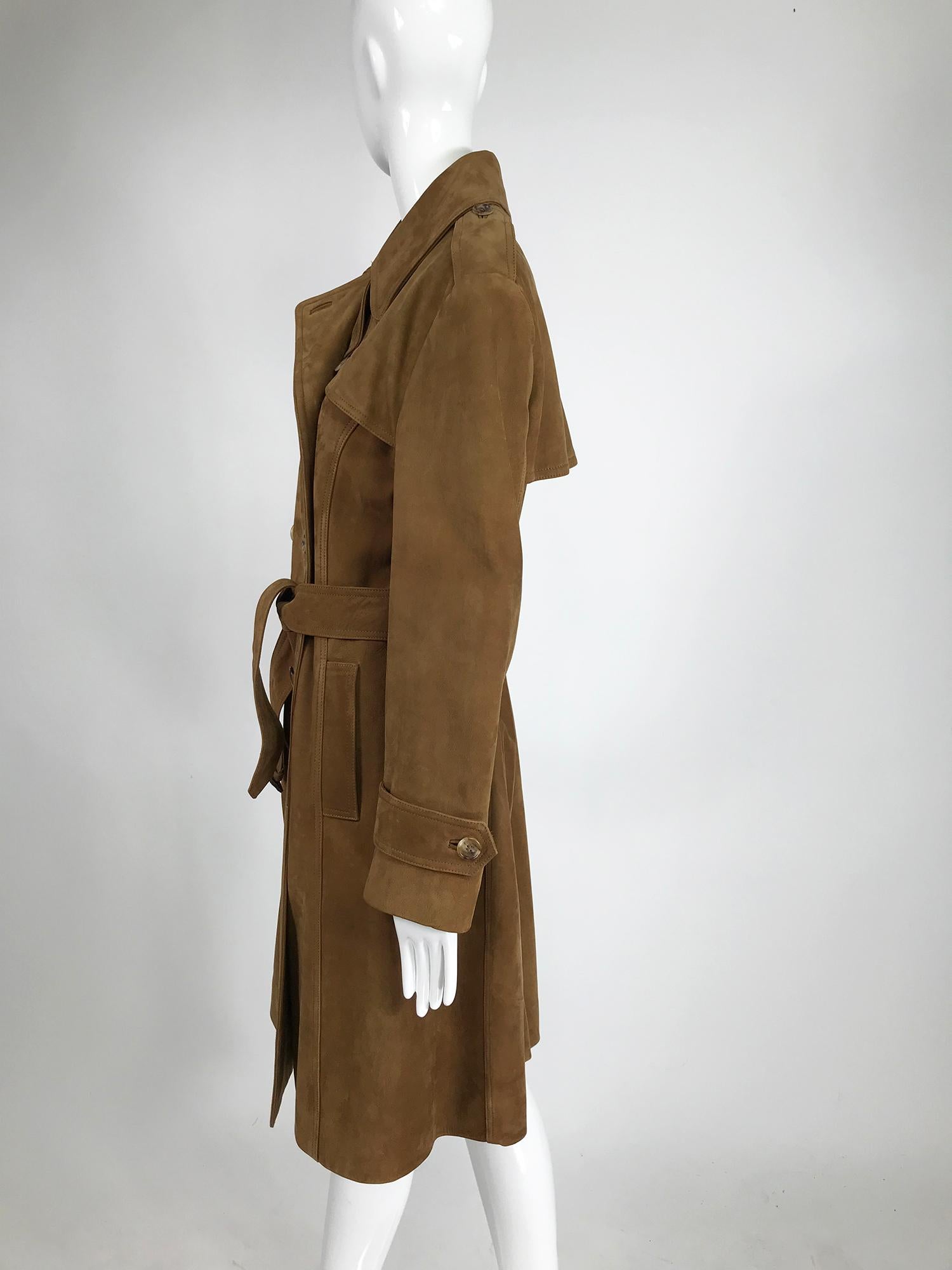 Marron Trench-coat en daim tabac Hoxton Vintage Burberrys des années 1990.  en vente