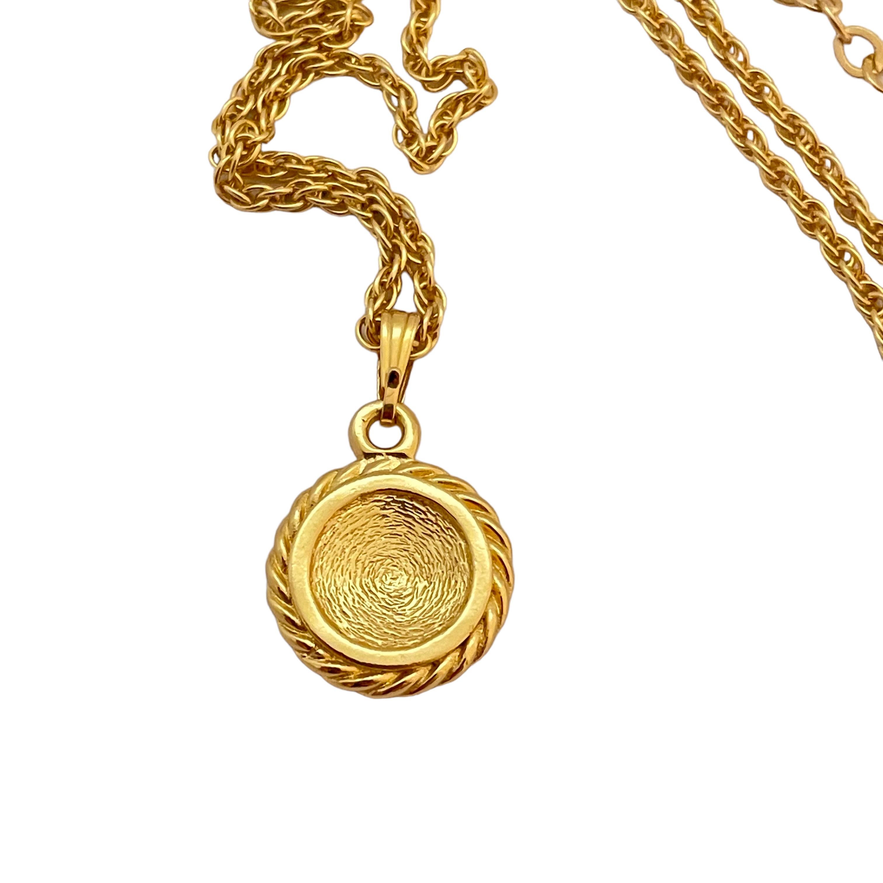 Vintage BURBERRY''S logo gold red enamel designer runway necklace Unisexe en vente