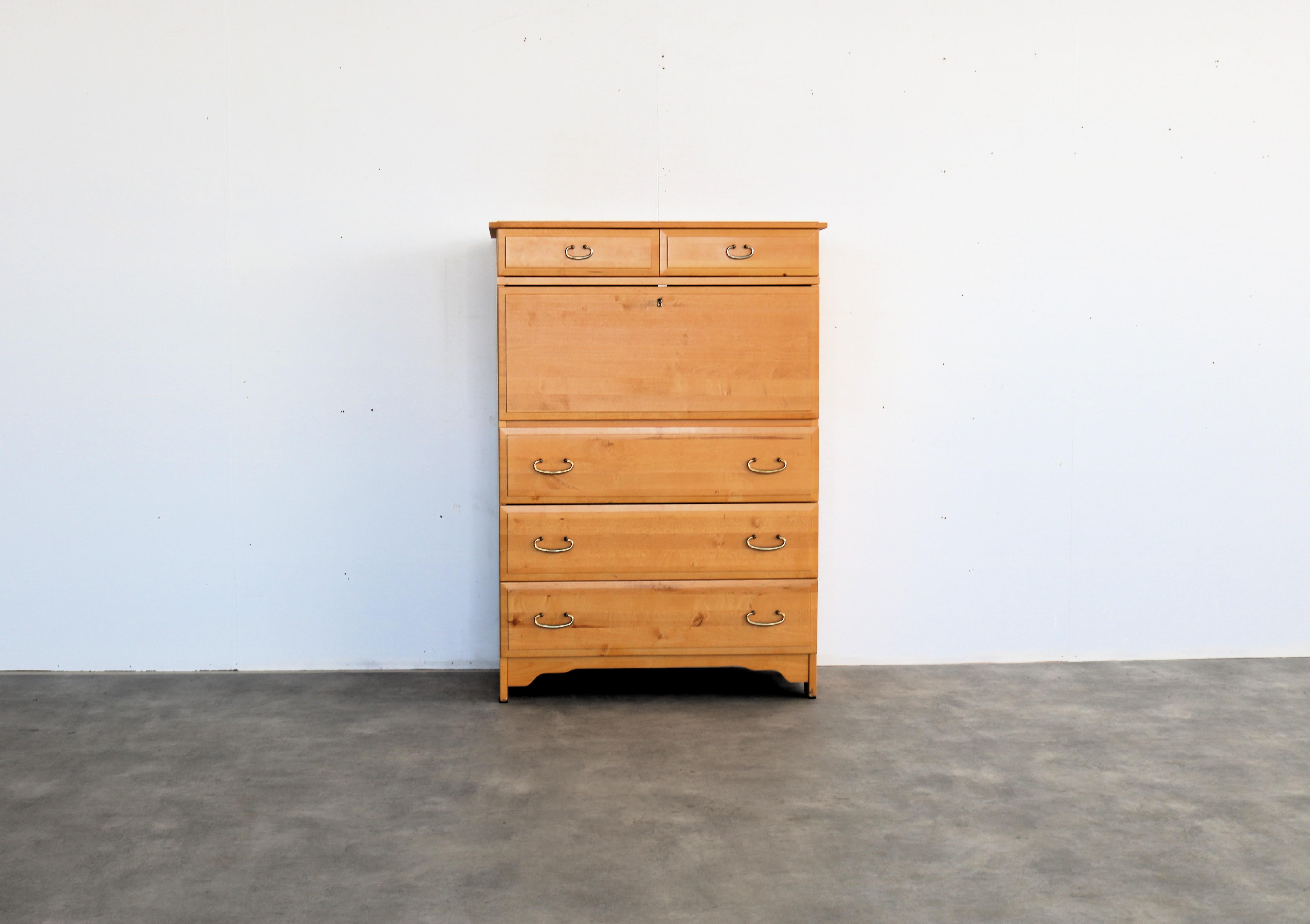 Bureau vintage  commode  armoire murale  Suédois

période  1980s
Design/One  inconnu  Suède
condition  bon  patine/petits signes d'usure
taille  123 x 86 x 40 cm (h x l x p)

détails  bois ; laiton ;

numéro de l'article  2894