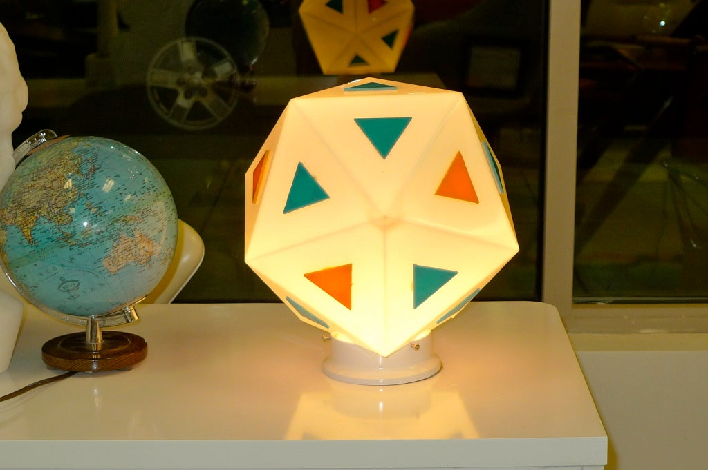 Milieu du XXe siècle Lampes à globe en verre vintage Burger Chef Icosahedron en vente