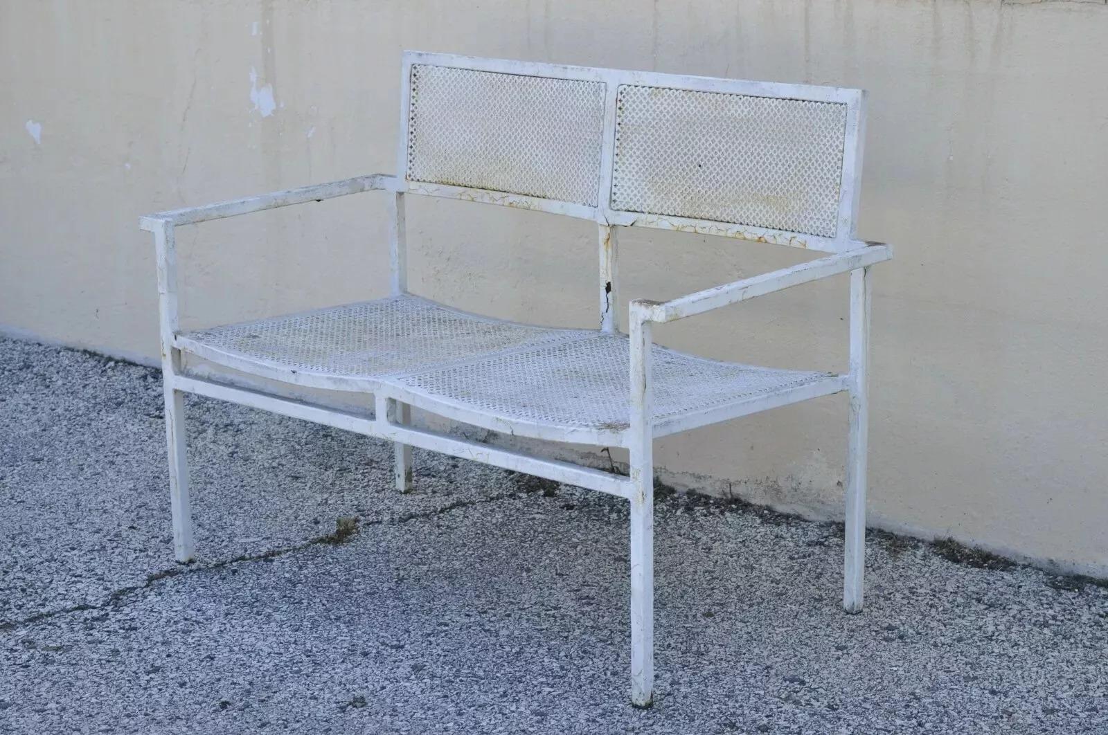 Vintage Burgess England Mid Century Modern Metal Patio Set Sillas Loveseat. El listado incluye (1) loveseat, (2) sillones, (2) mesas auxiliares, diseño perforado, construcción de hierro forjado, etiqueta original, líneas modernistas limpias,