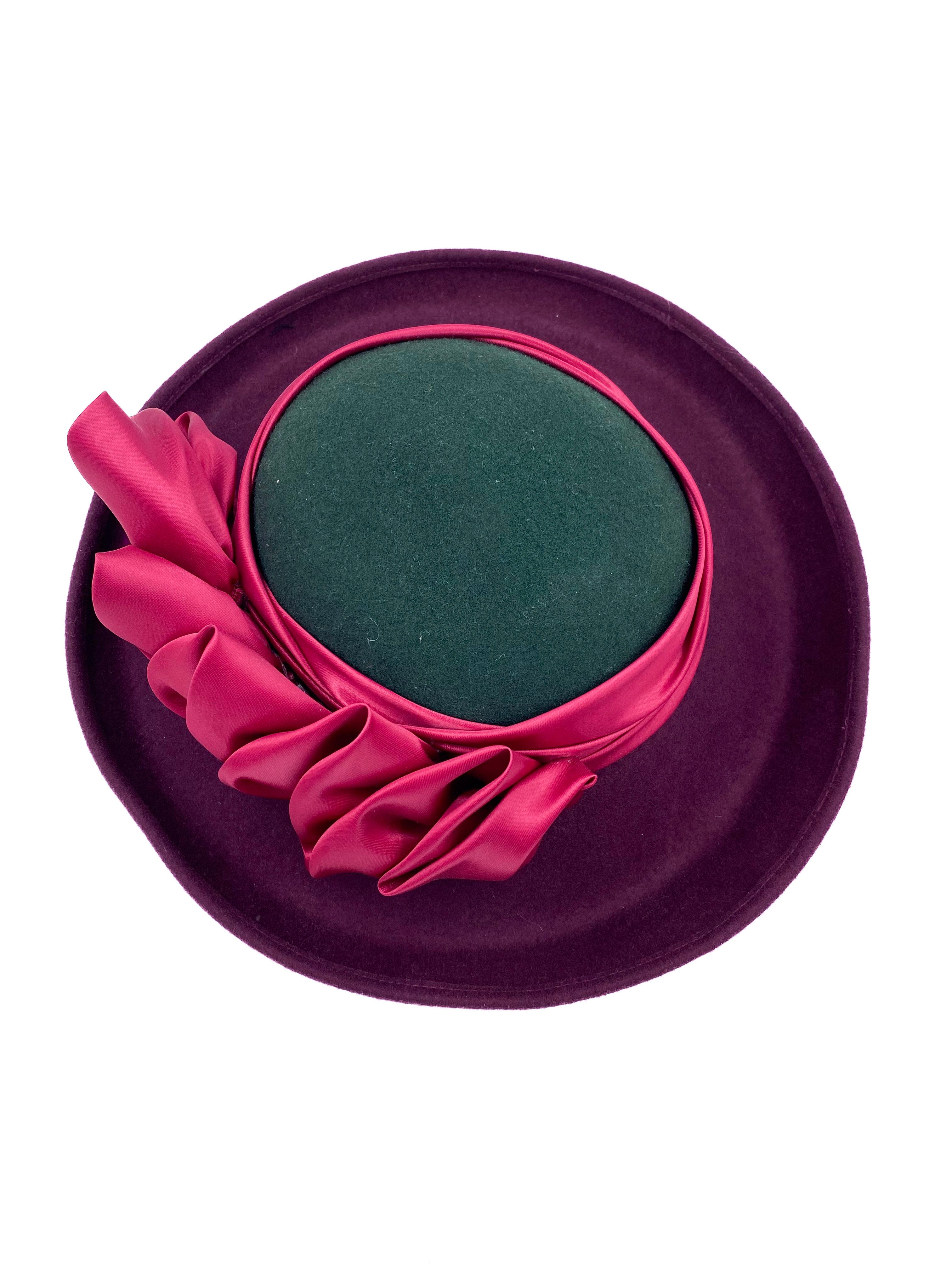 Verleihen Sie Ihrem Look einen Hauch von Farbe mit unserer burgunderroten und grünen Wollmütze im Vintage-Stil. Die atemberaubenden, leuchtenden Farben sind perfekt für jede Jahreszeit, während die kontrastierenden Farben einen Hauch von Laune