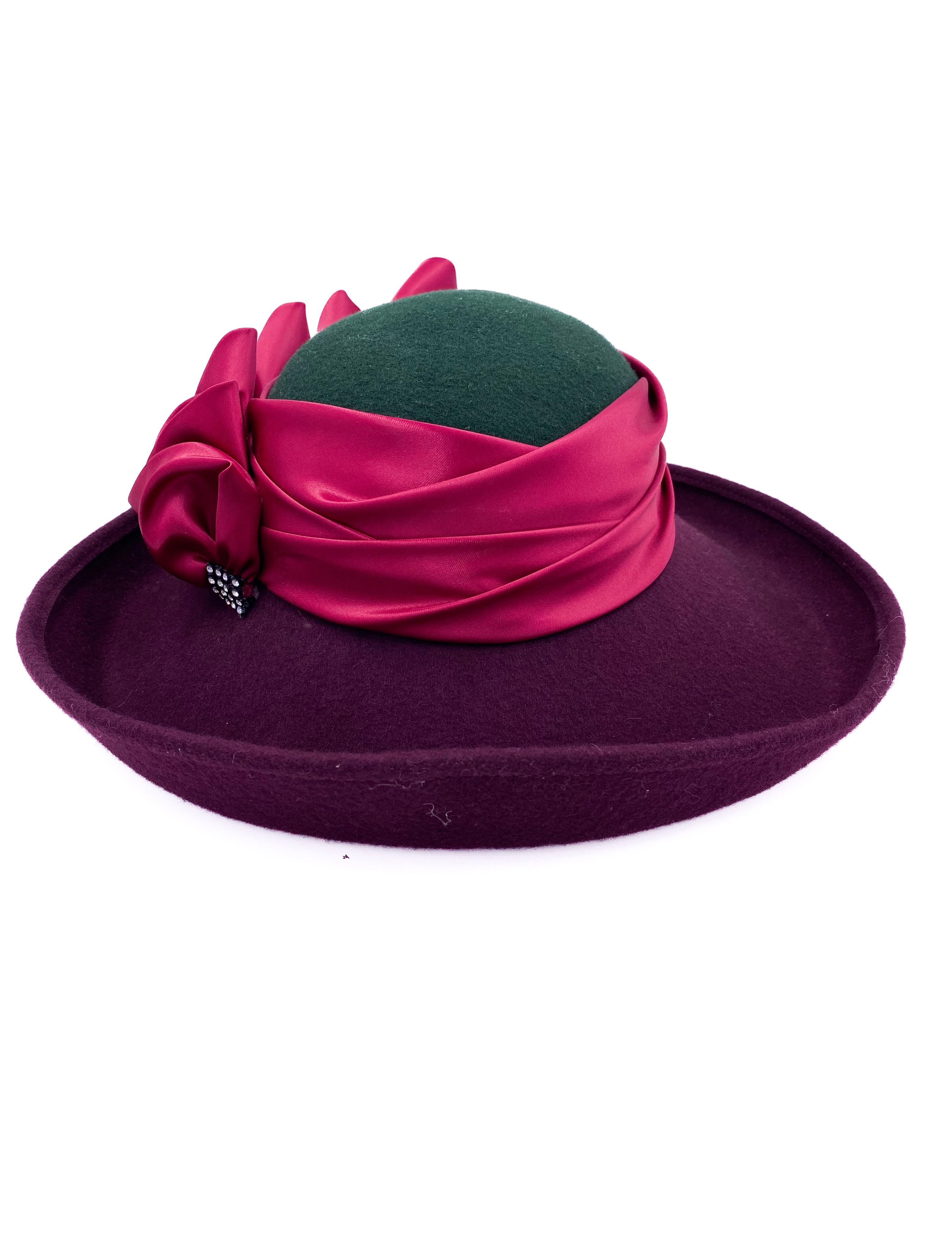 Burgunderroter und grüner Wollhut mit rosa Satinband im Vintage-Stil (Schwarz) im Angebot