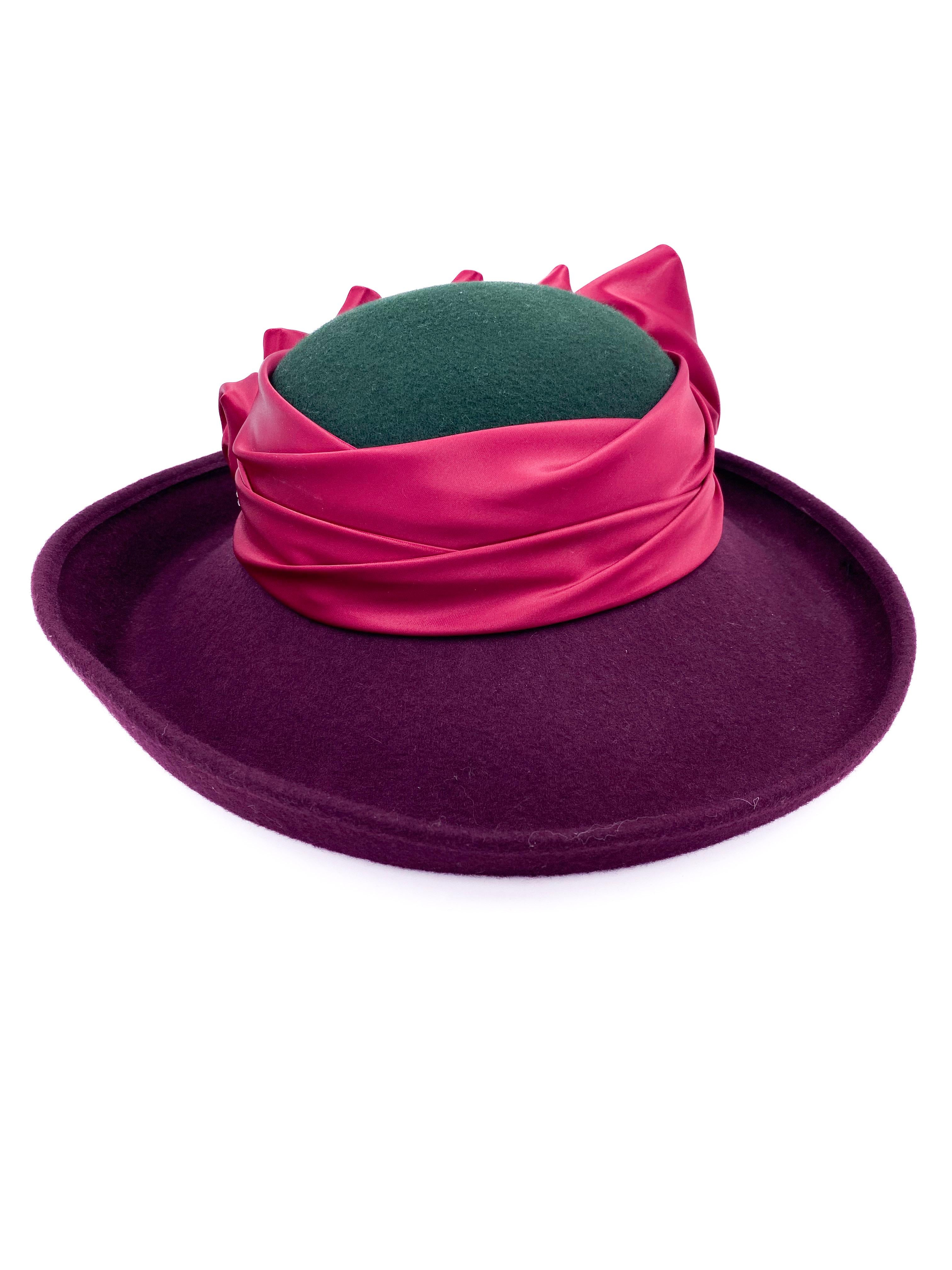Burgunderroter und grüner Wollhut mit rosa Satinband im Vintage-Stil im Zustand „Gut“ im Angebot in Los Angeles, CA