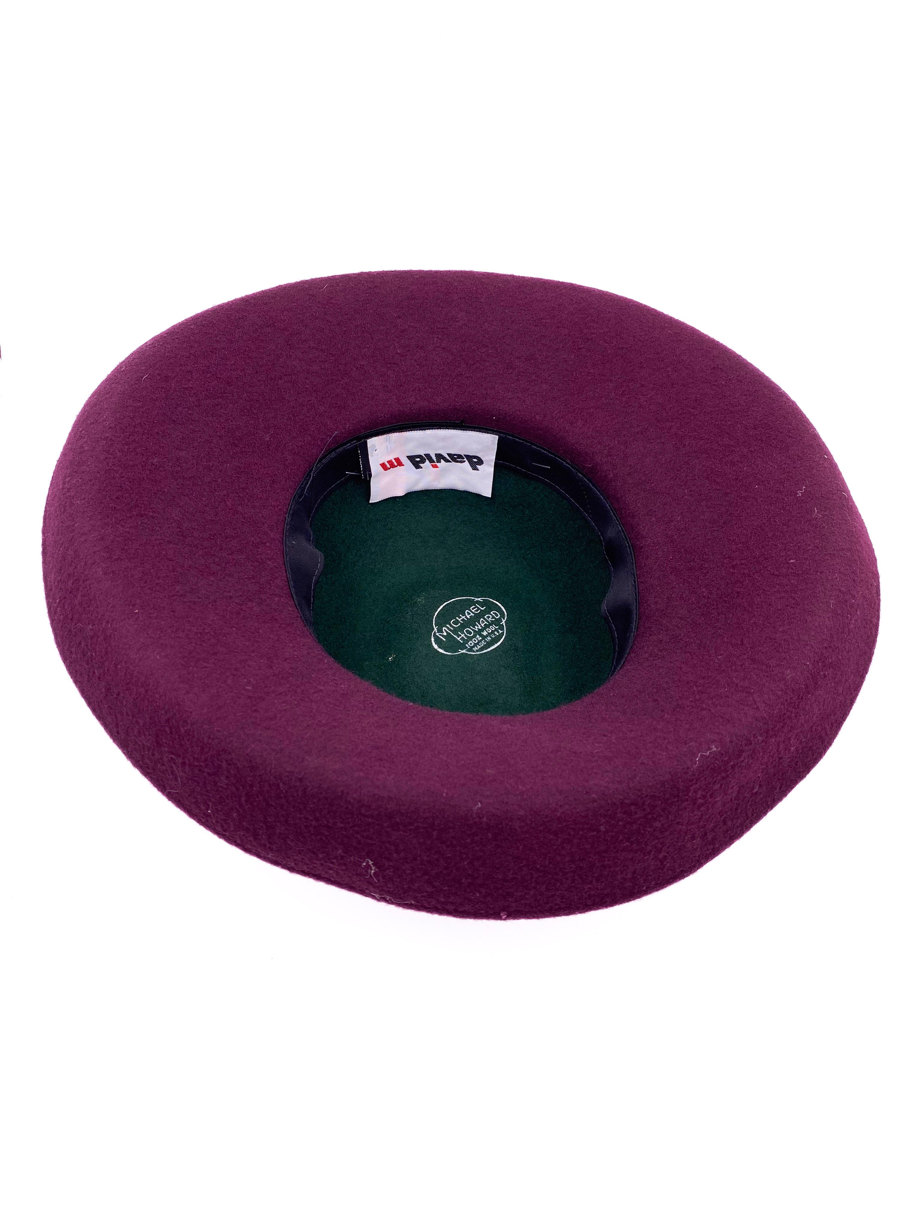 Burgunderroter und grüner Wollhut mit rosa Satinband im Vintage-Stil im Angebot 1