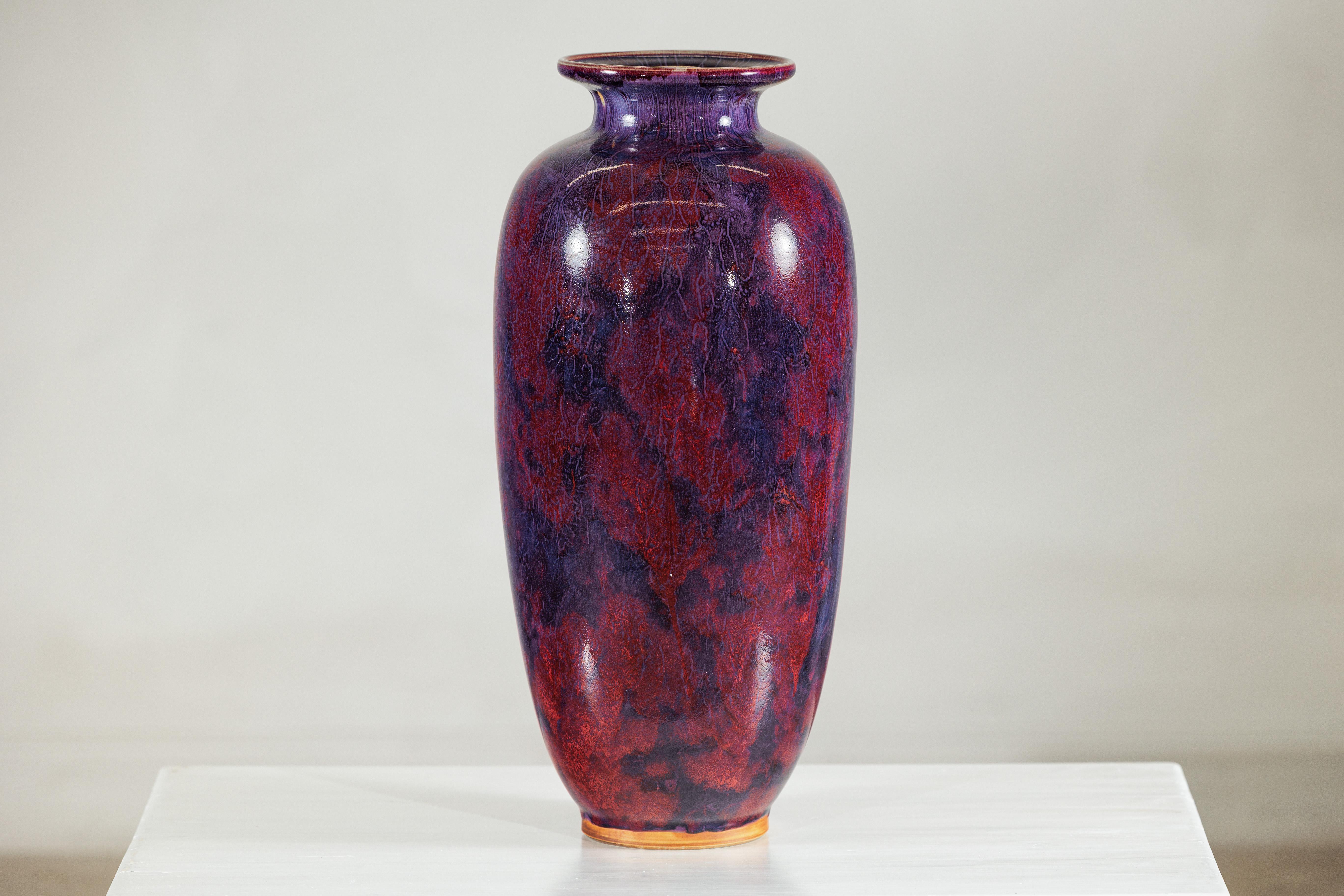 Vaso d'epoca in ceramica borgogna e viola con forma allungata e bordo svasato in vendita 4