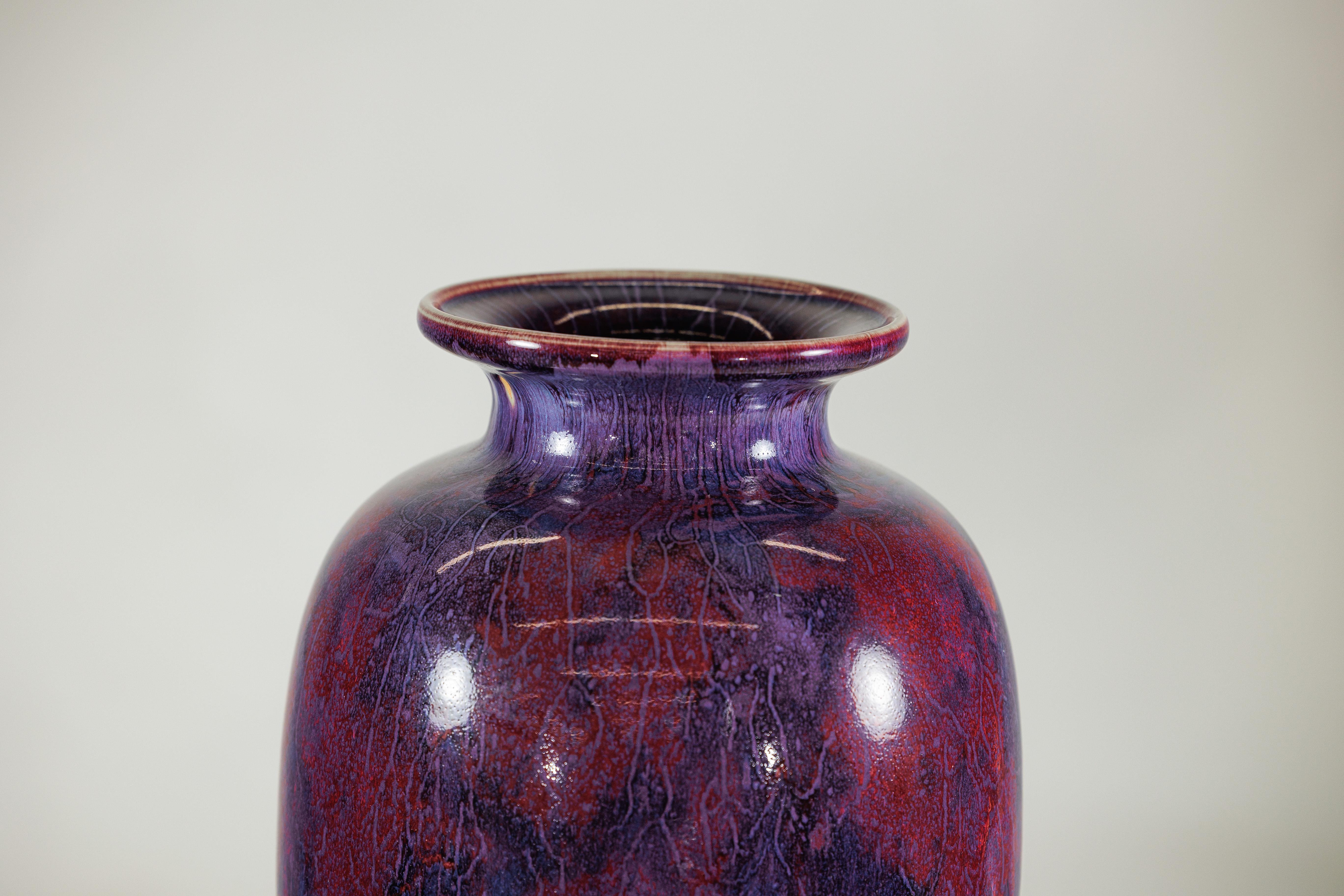 Vaso d'epoca in ceramica borgogna e viola con forma allungata e bordo svasato in vendita 5
