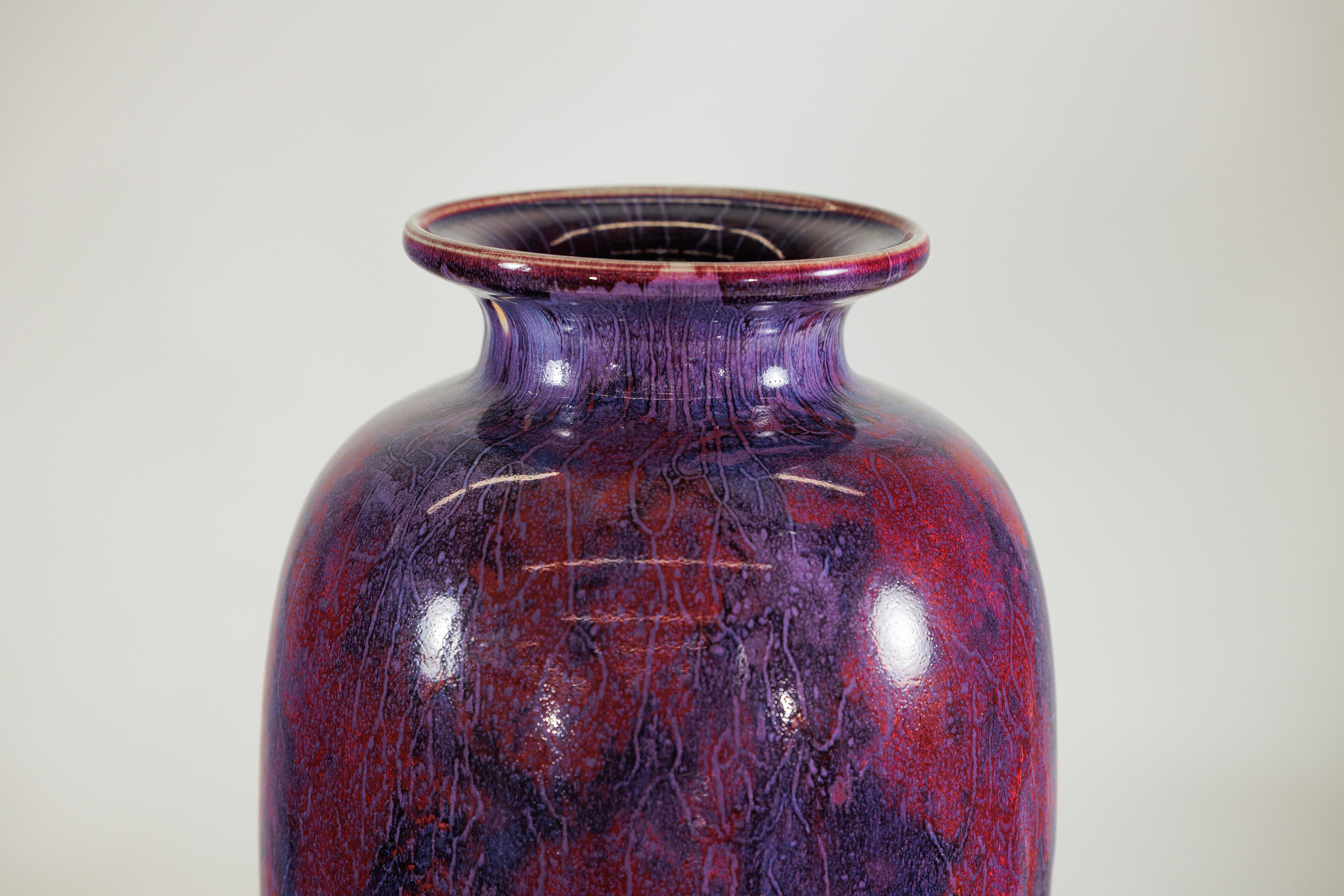 Vaso d'epoca in ceramica borgogna e viola con forma allungata e bordo svasato in vendita 6