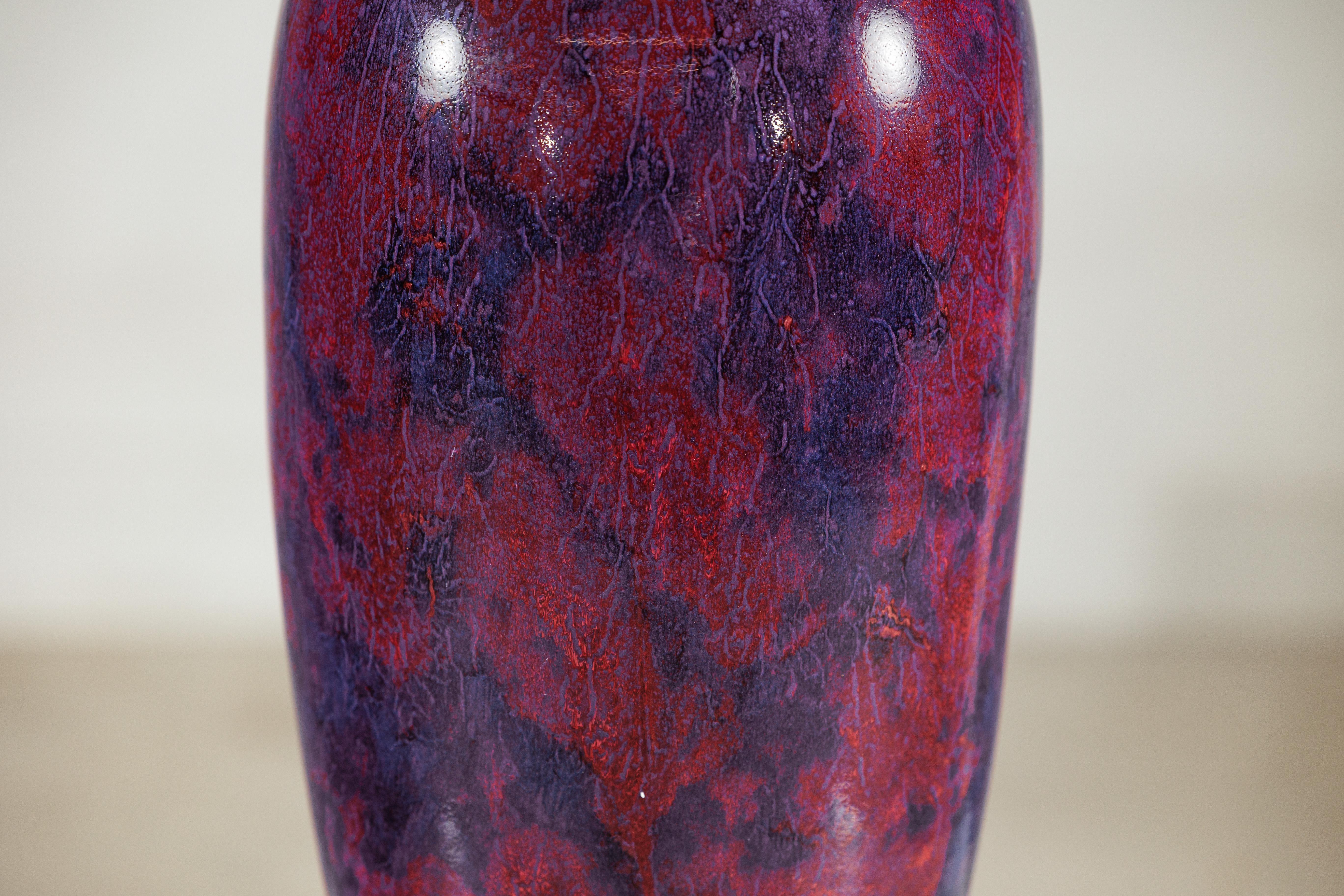 Vaso d'epoca in ceramica borgogna e viola con forma allungata e bordo svasato in vendita 7