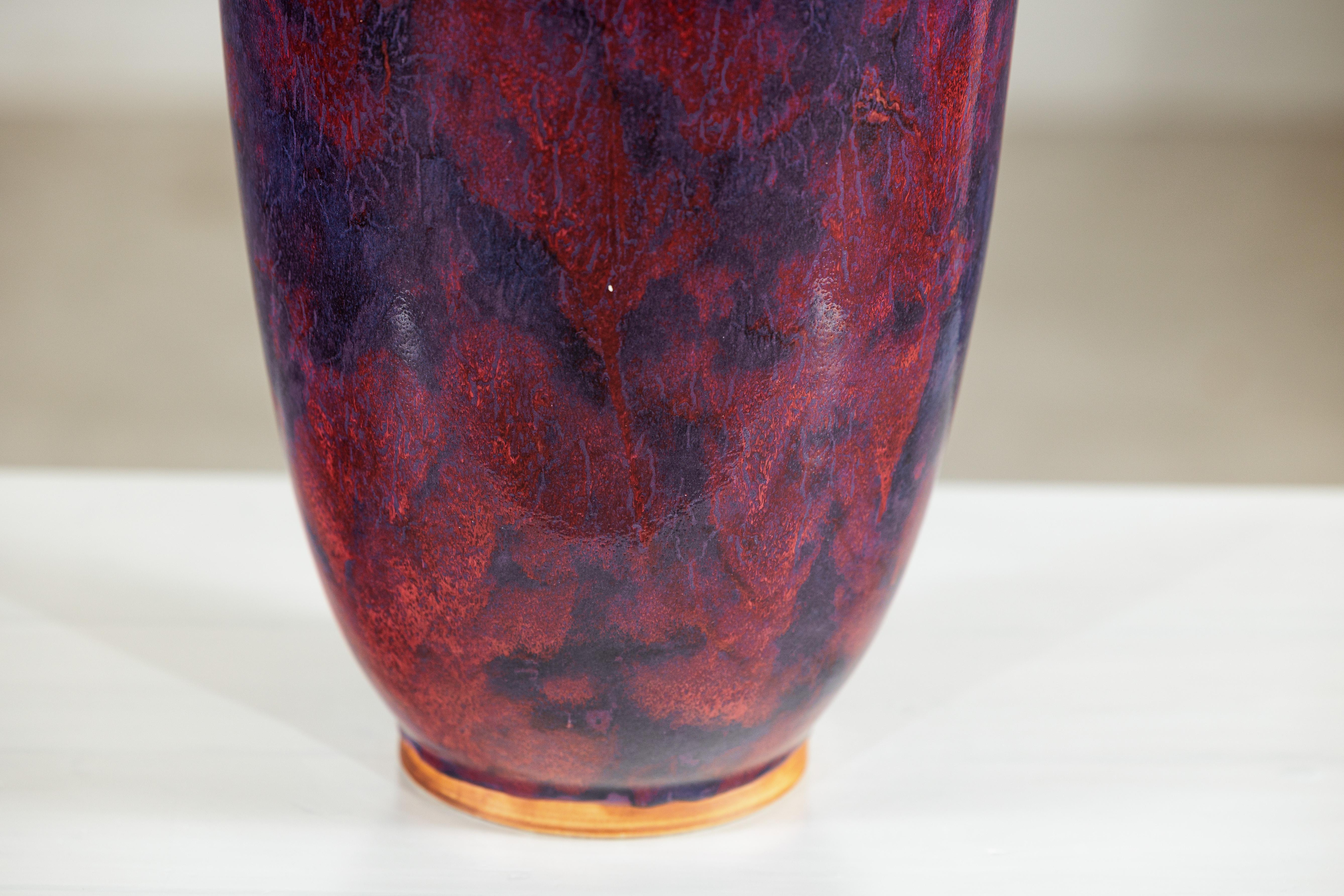 Vaso d'epoca in ceramica borgogna e viola con forma allungata e bordo svasato in vendita 8